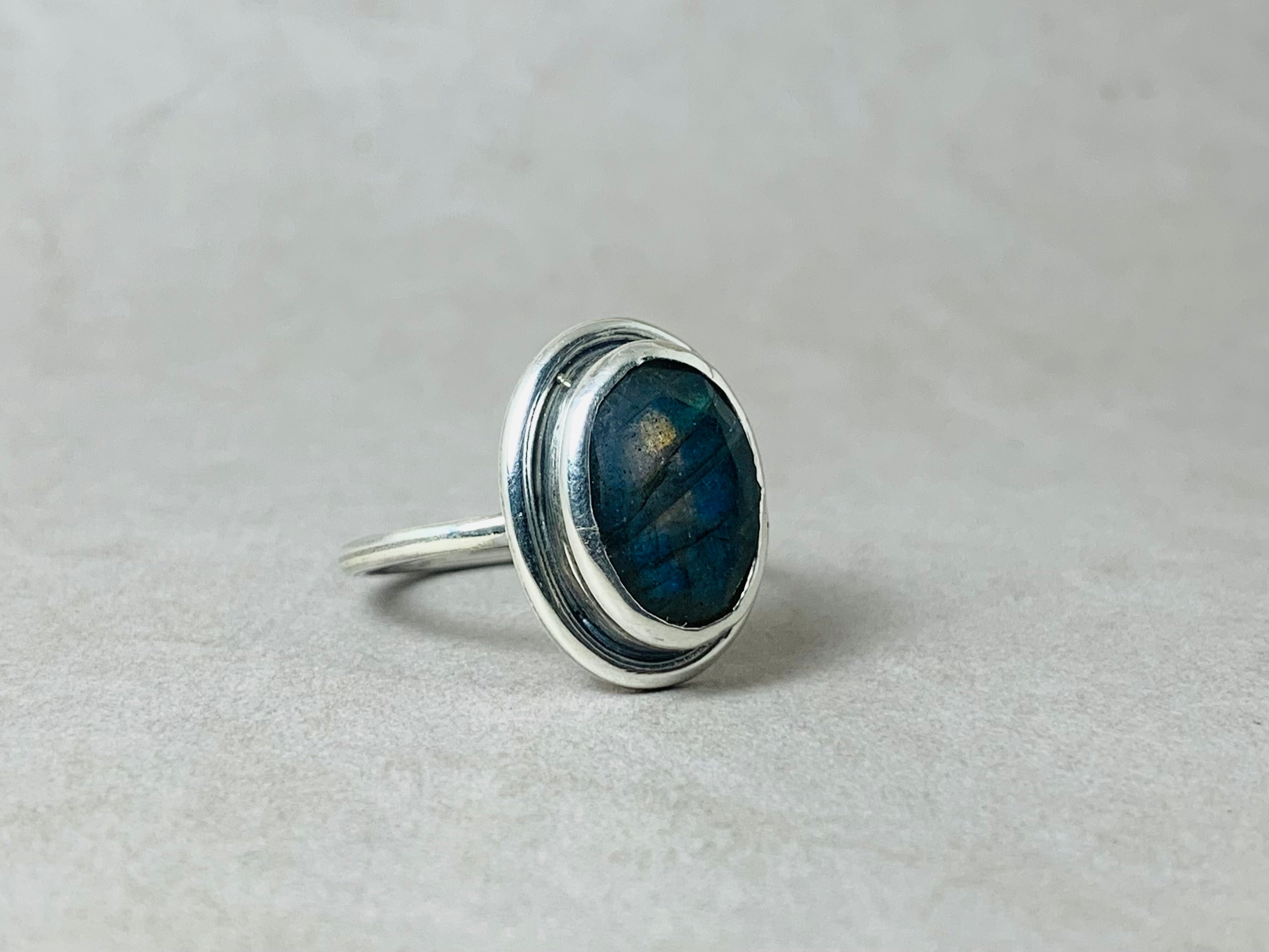 Facettierter Labradorit Blauer Edelsteinring 925 Silberring Natürlicher Handgefertigter Ring Ovaler Labradorit Schlichter Ring