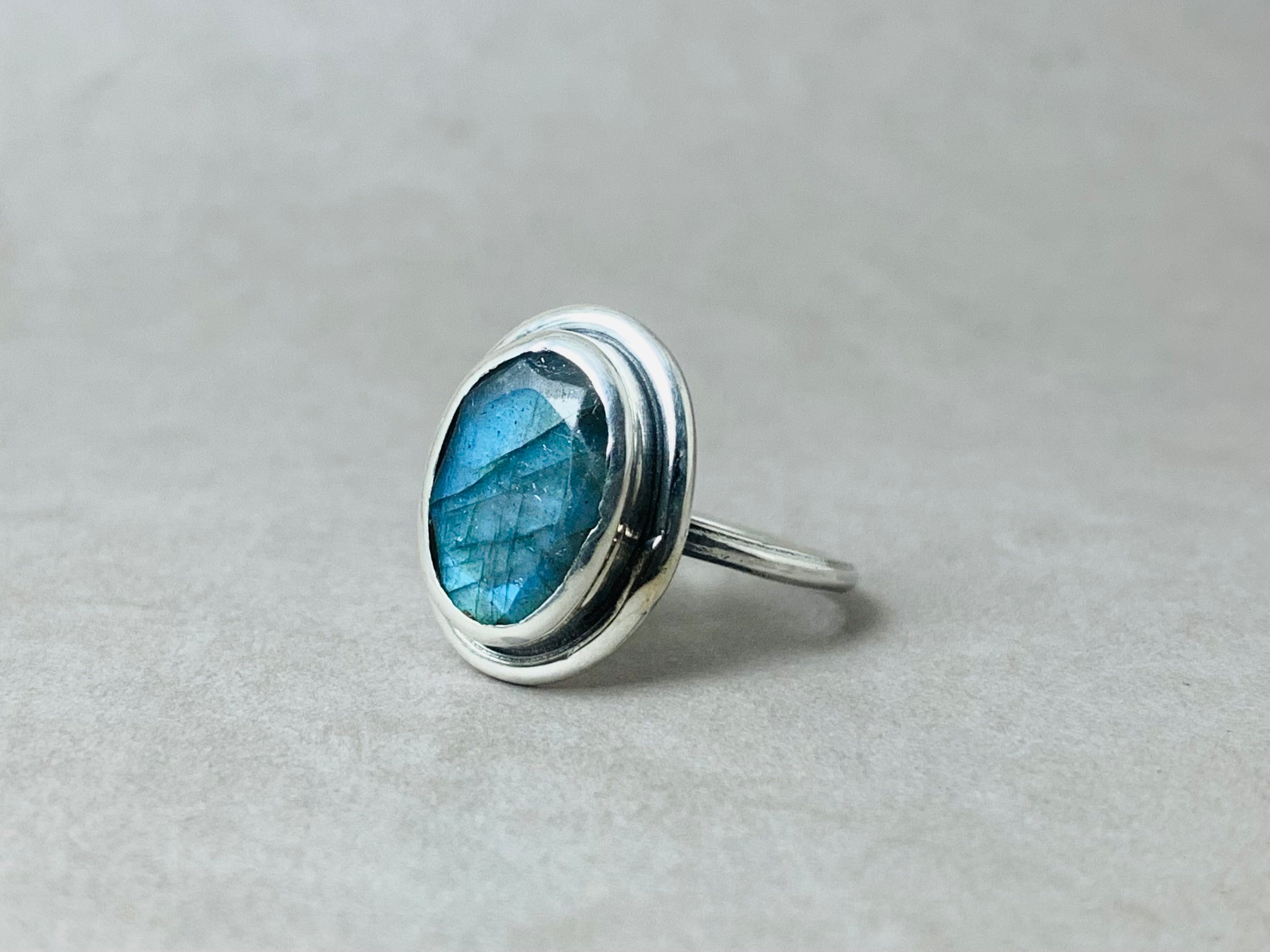 Facettierter Labradorit Blauer Edelsteinring 925 Silberring Natürlicher Handgefertigter Ring Ovaler Labradorit Schlichter Ring