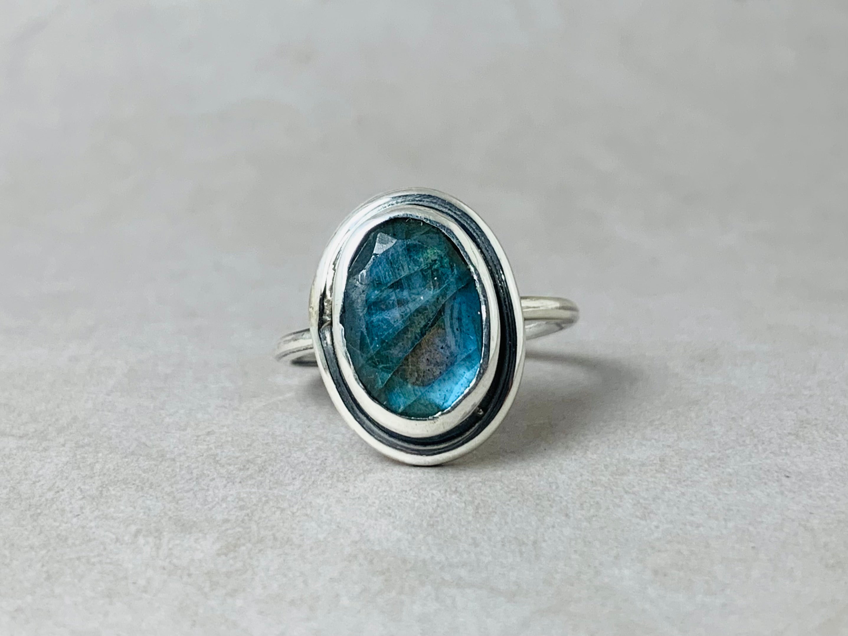 Facettierter Labradorit Blauer Edelsteinring 925 Silberring Natürlicher Handgefertigter Ring Ovaler Labradorit Schlichter Ring