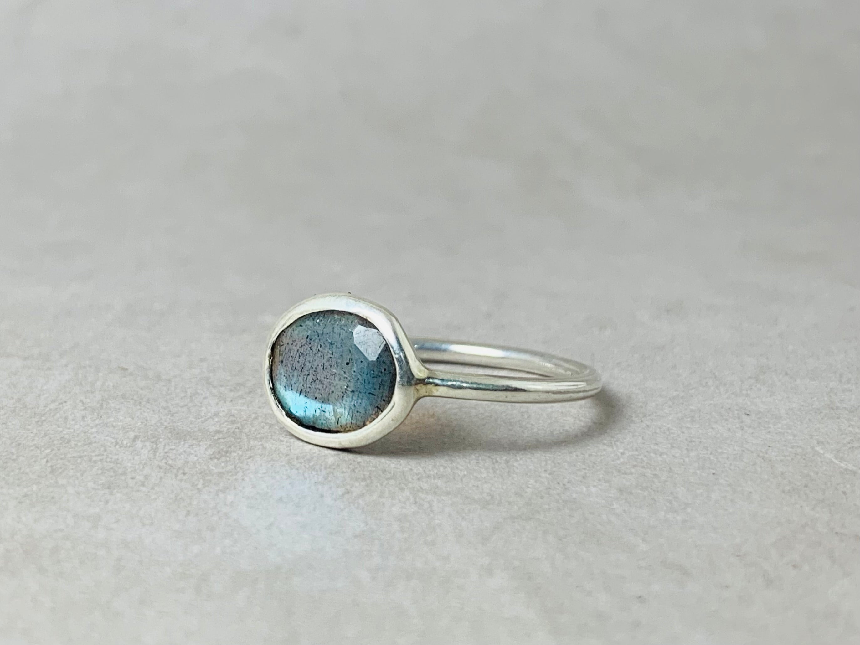 Minimalistischer Labradorit Ring Ovaler Labradorit Ring Handgemachter Stapelring 925 Silber Ring Geschliffener Labradorit Ring Naturstein Ring