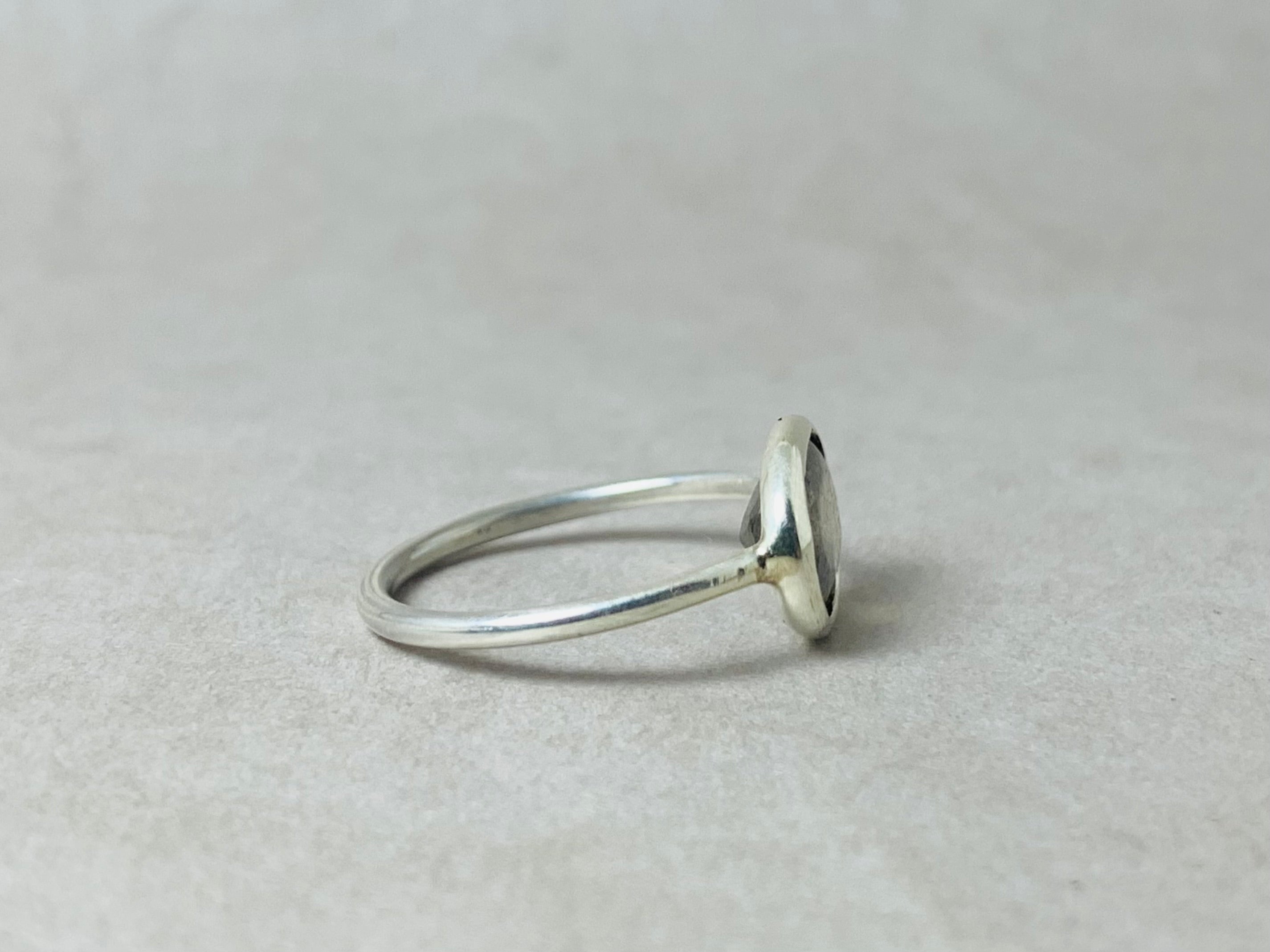 Minimalistischer Labradorit Ring Ovaler Labradorit Ring Handgemachter Stapelring 925 Silber Ring Geschliffener Labradorit Ring Naturstein Ring