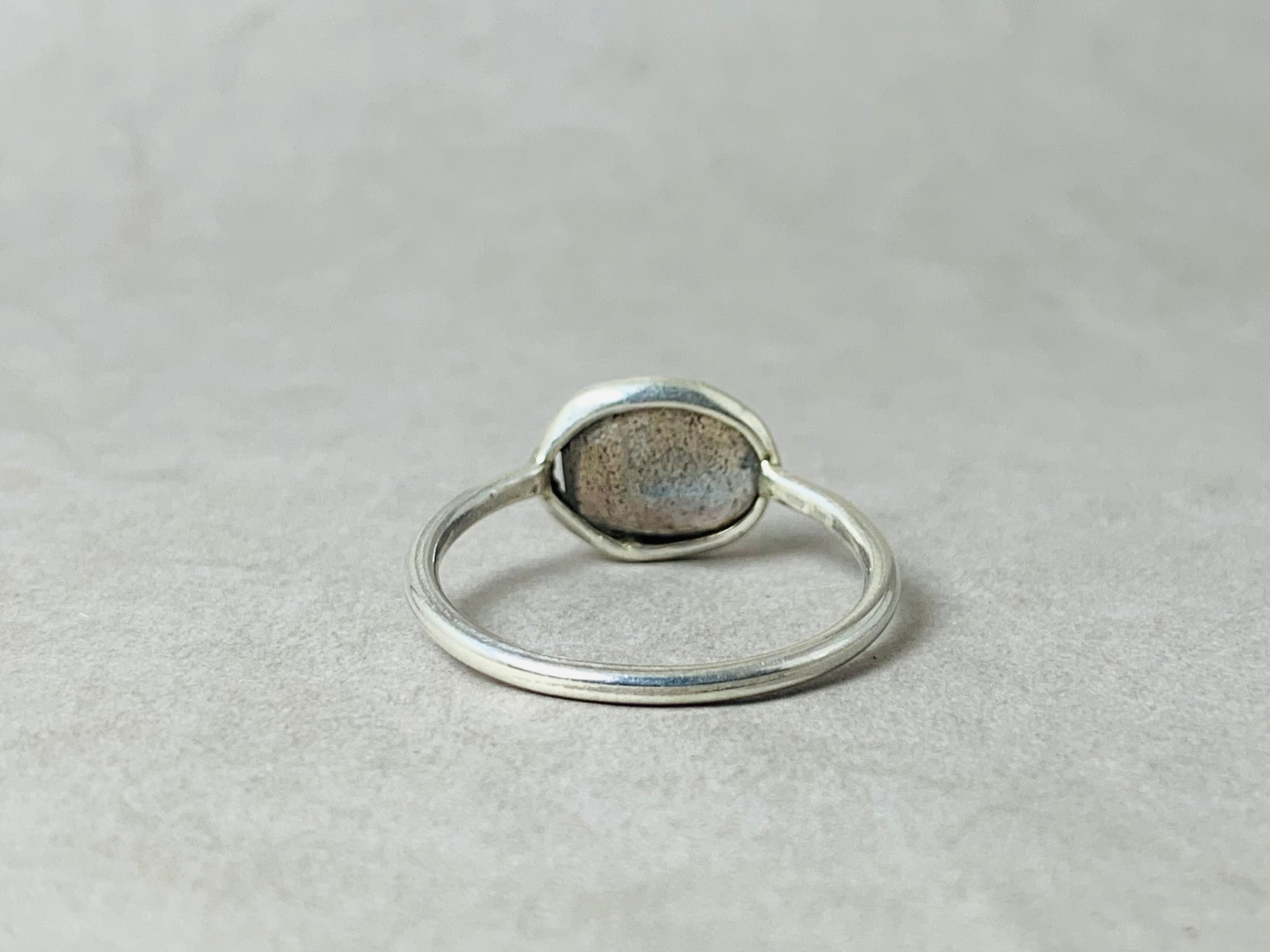 Minimalistischer Labradorit Ring Ovaler Labradorit Ring Handgemachter Stapelring 925 Silber Ring Geschliffener Labradorit Ring Naturstein Ring