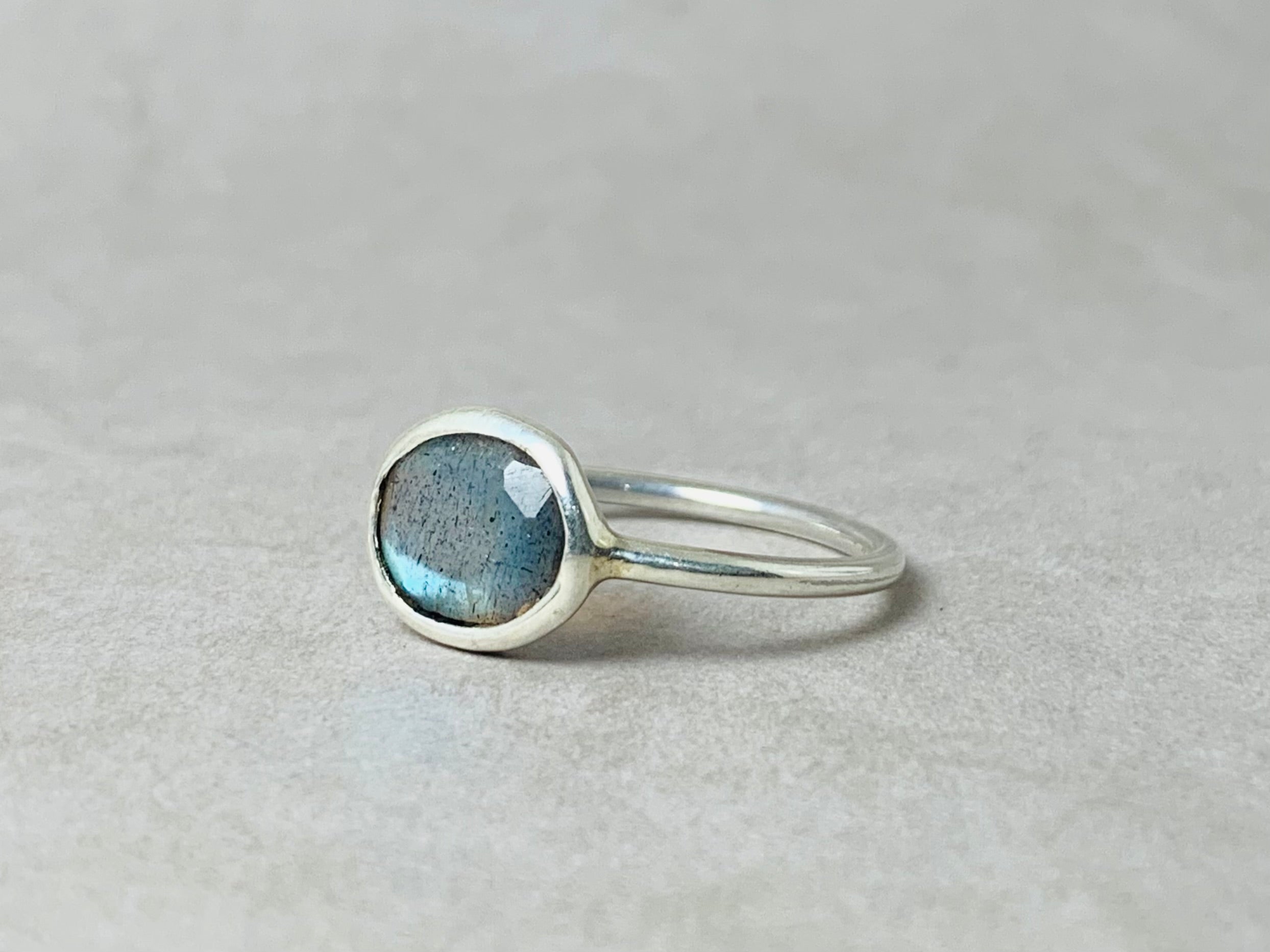Minimalistischer Labradorit Ring Ovaler Labradorit Ring Handgemachter Stapelring 925 Silber Ring Geschliffener Labradorit Ring Naturstein Ring