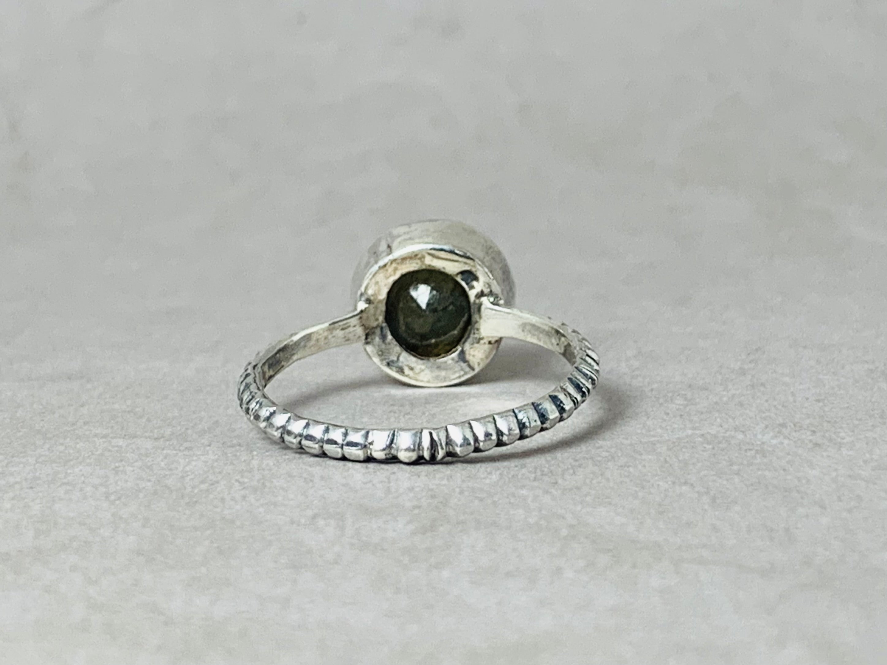 Geschliffener Labradorit-Ring 925 Sterling Silber facettierter Labradorit-Ring runder Edelsteinring Stapelring November Geburtssteinring