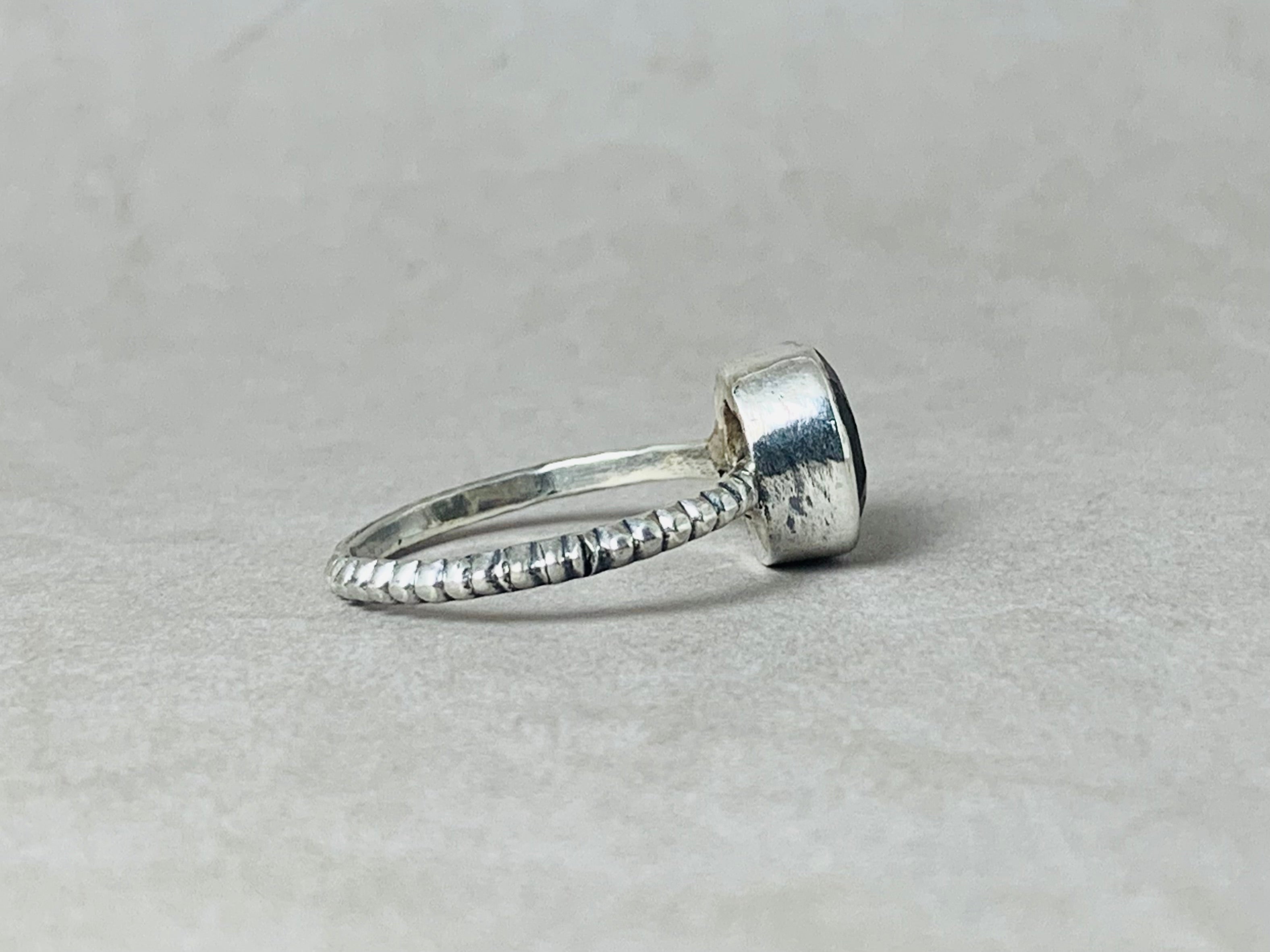 Geschliffener Labradorit-Ring 925 Sterling Silber facettierter Labradorit-Ring runder Edelsteinring Stapelring November Geburtssteinring