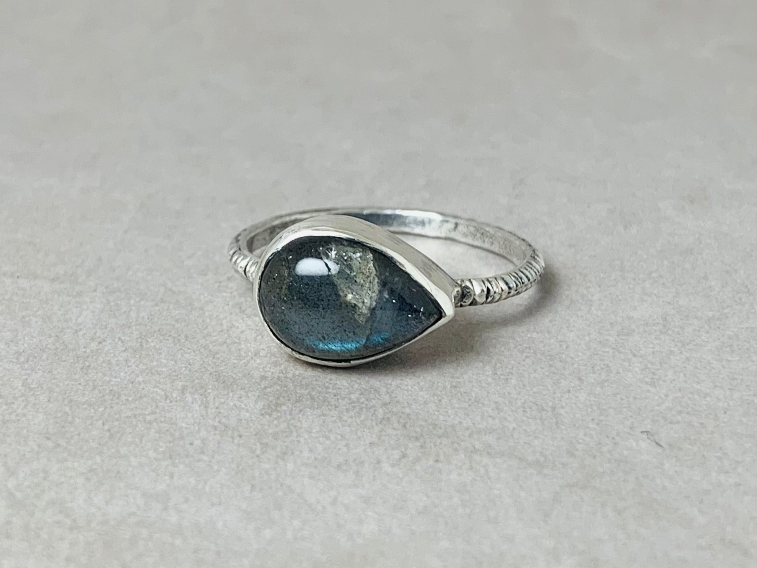Minimalistischer Labradorit Ring Birnenform Edelstein Handgemachter Stapelring 925 Silber Ring Geschliffener Labradorit Ring