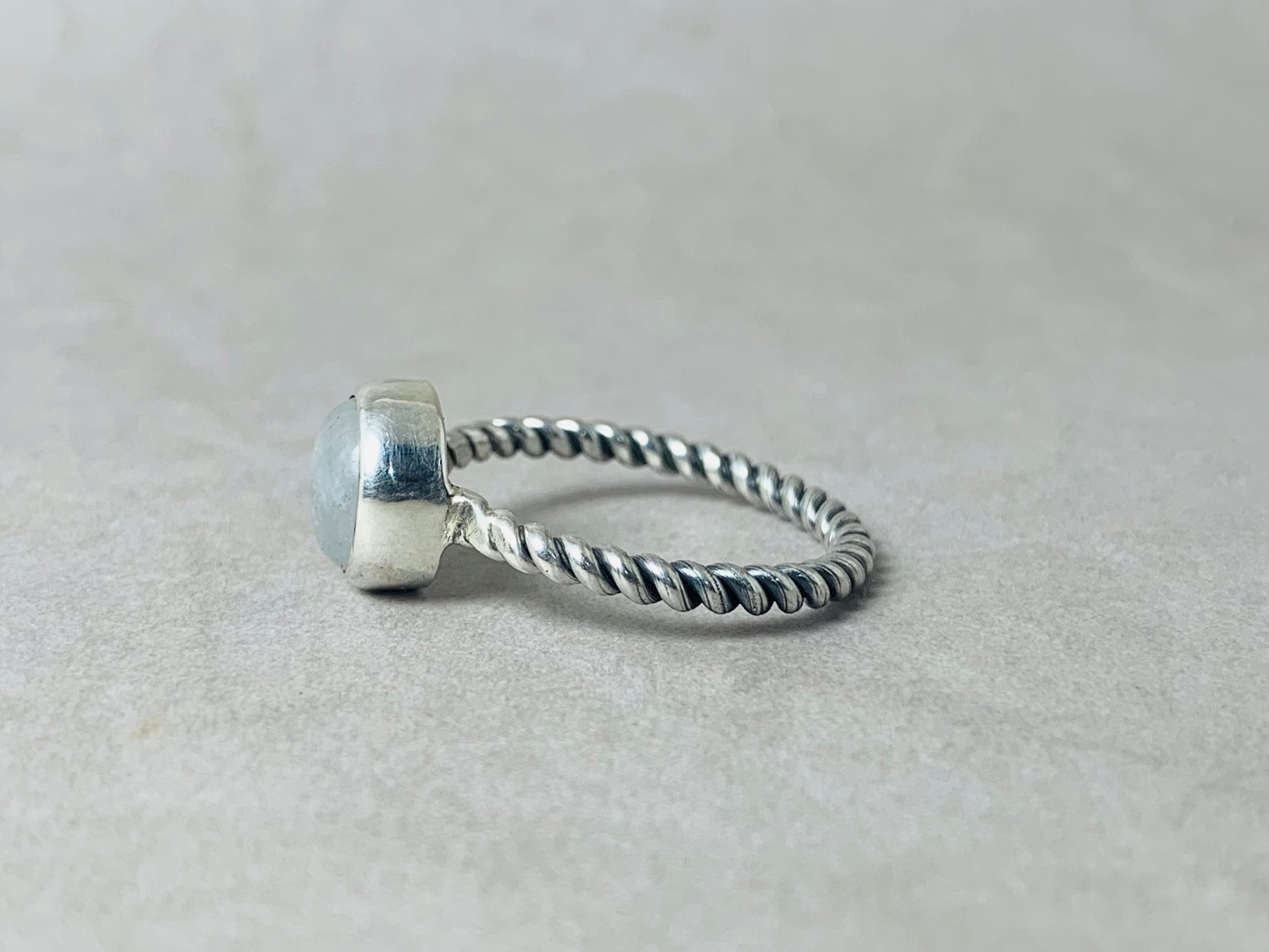 Runder Mondsteinring 925 Silberring Handgemachter Ring Natürlicher Mondstein Juni Geburtssteinring Edelsteinring Yoga Ring