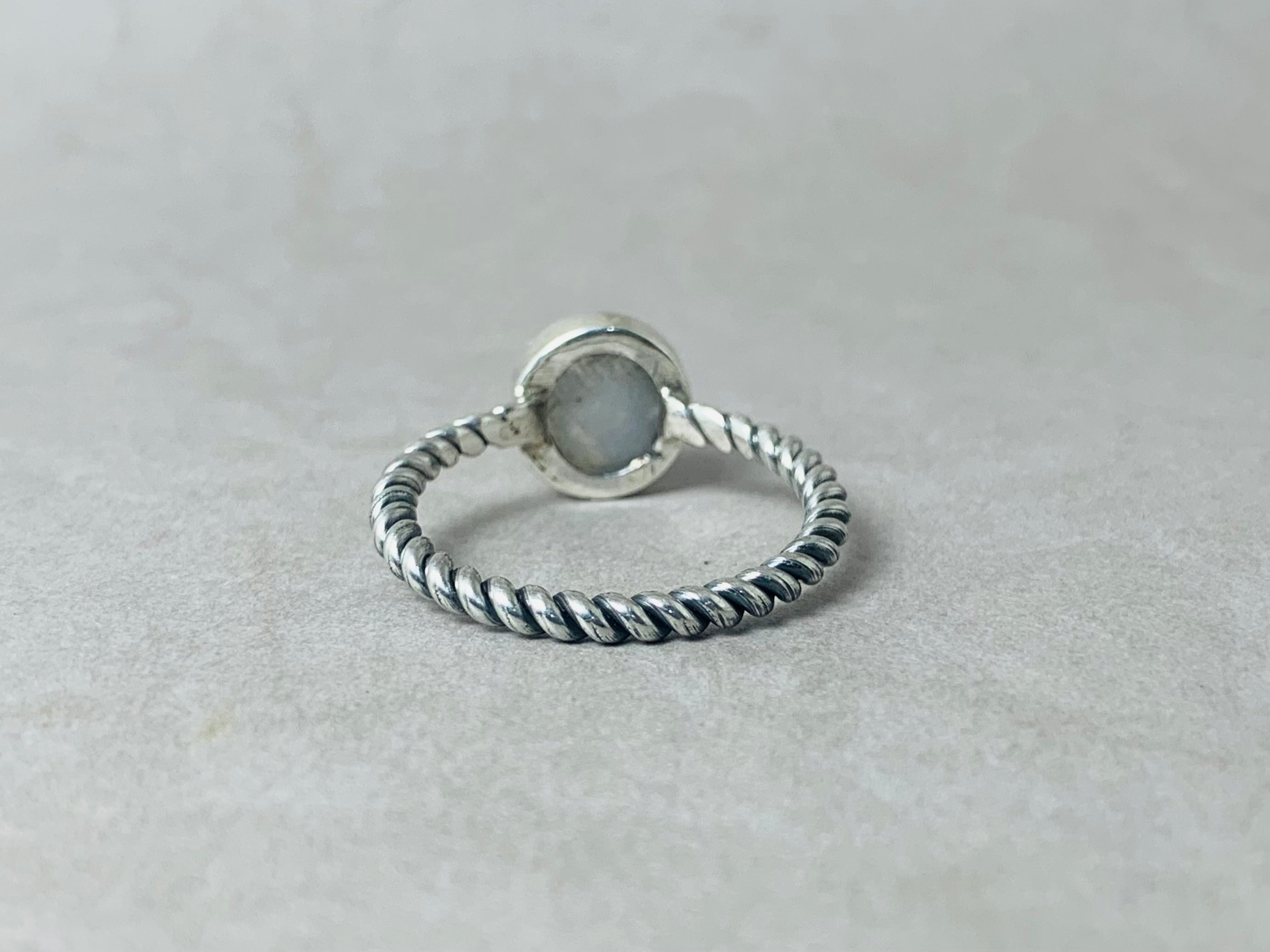 Runder Mondsteinring 925 Silberring Handgemachter Ring Natürlicher Mondstein Juni Geburtssteinring Edelsteinring Yoga Ring