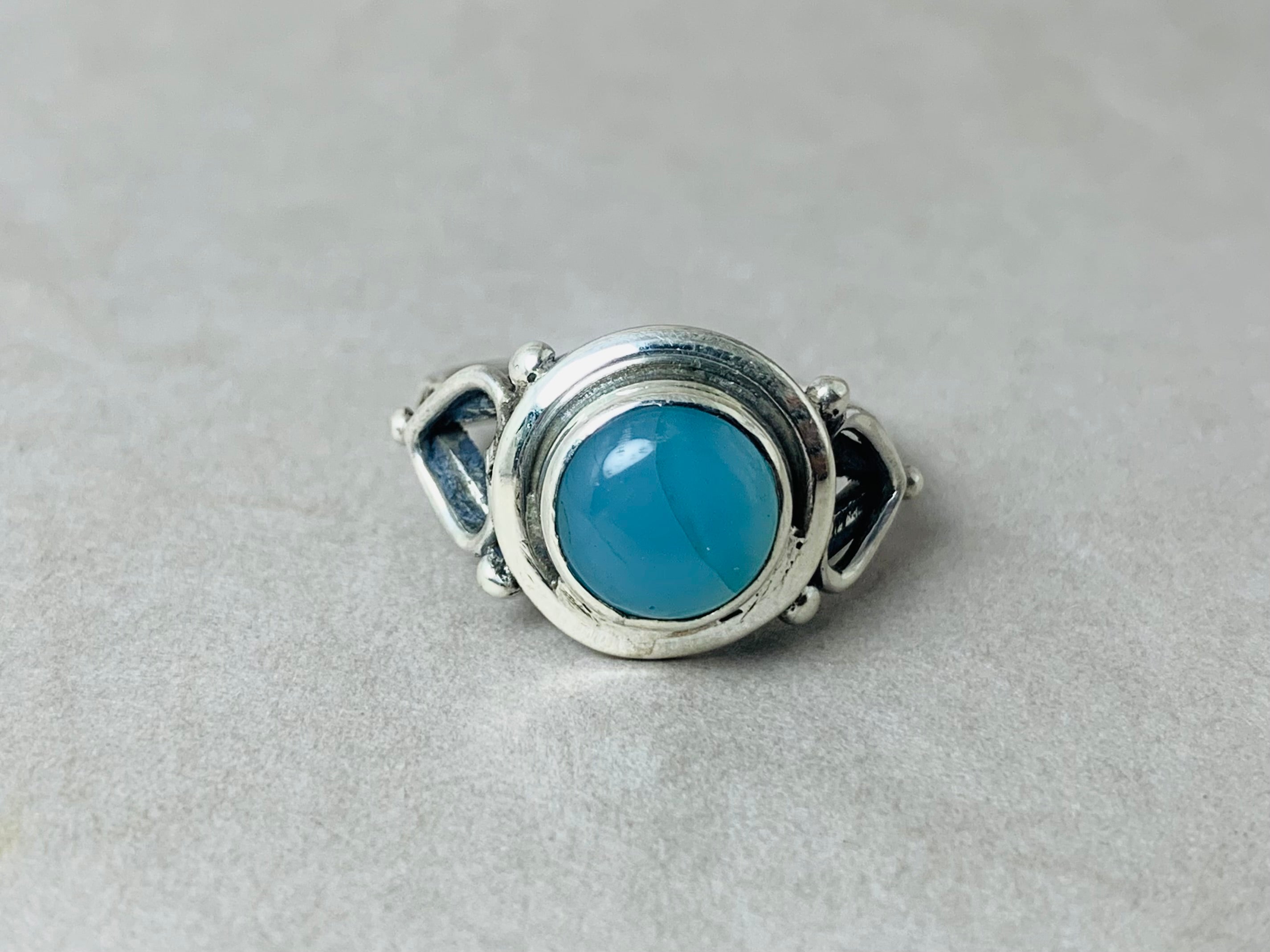 Blauer Chalcedon Ring 925 Silber Ring Handgemachter Silberring Blauer Stein Ring Runder Stein Ring Minimalistischer Ring Moderner Ring