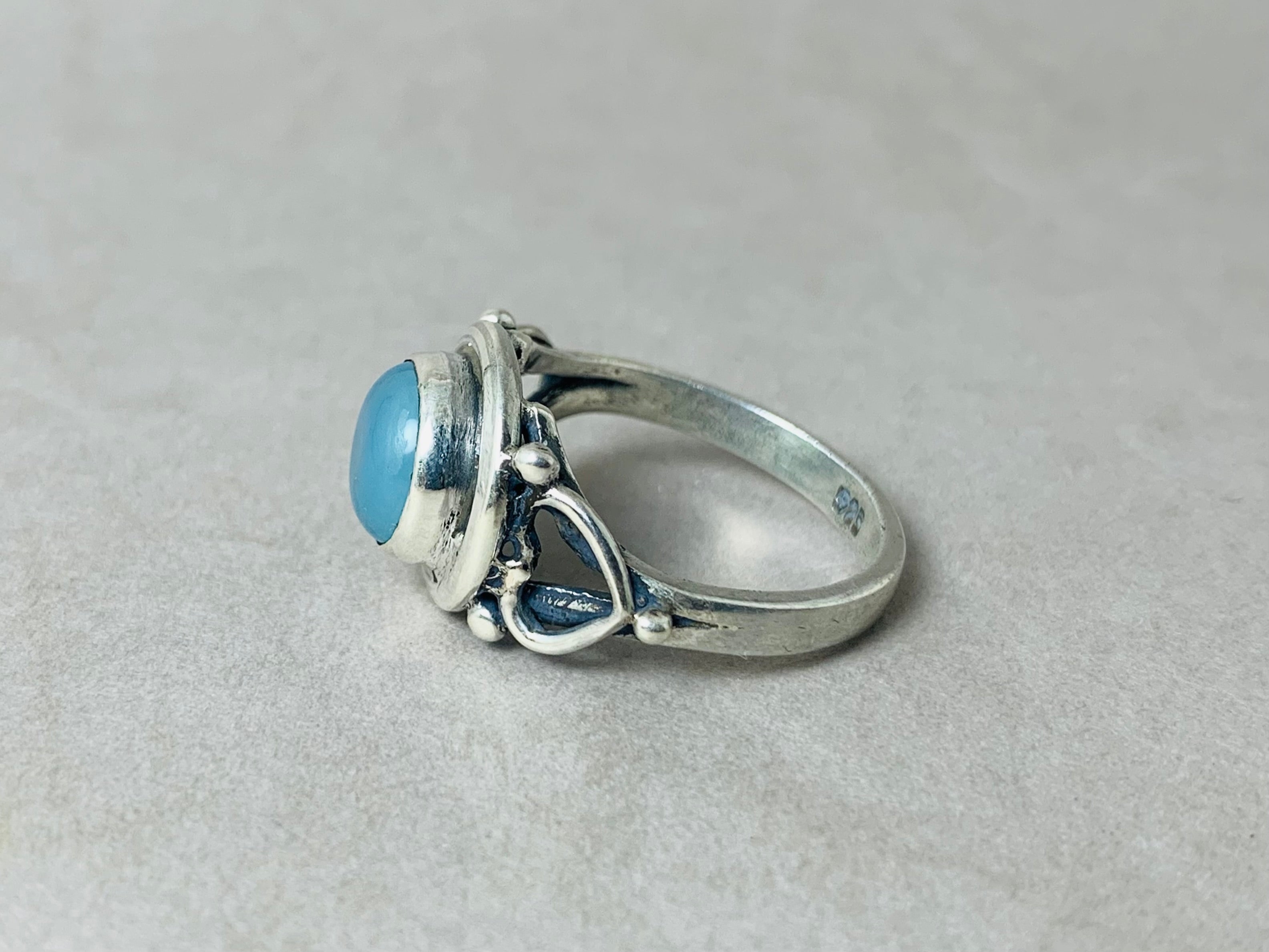 Blauer Chalcedon Ring 925 Silber Ring Handgemachter Silberring Blauer Stein Ring Runder Stein Ring Minimalistischer Ring Moderner Ring