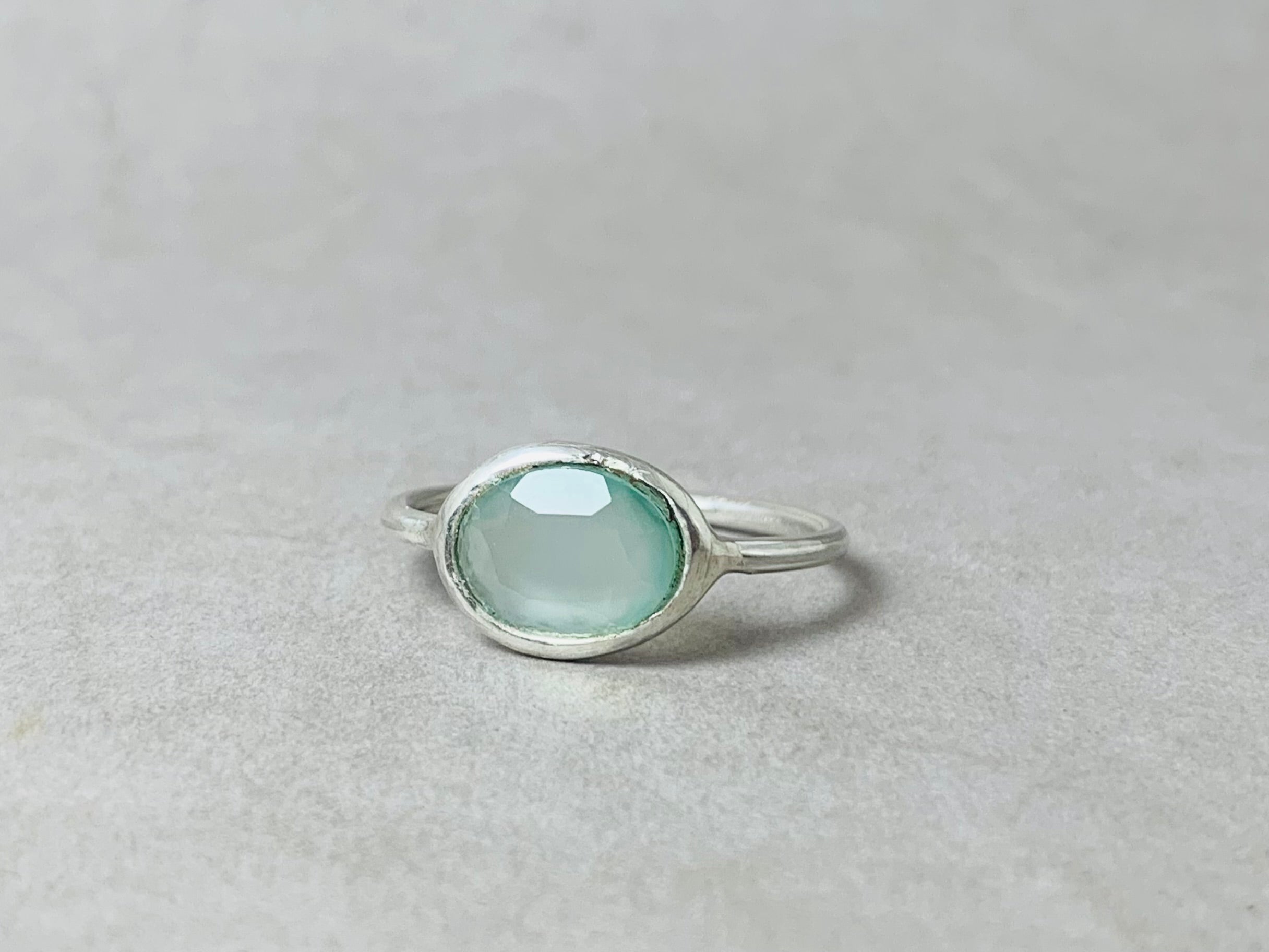 Aqua Chalcedony Ring Edelsteinring Minimalistischer Ring 925 Silber Ring Handgemachter Ring Geschliffener Chalcedony Ring Aqua Stein Ring Zierlicher Ring