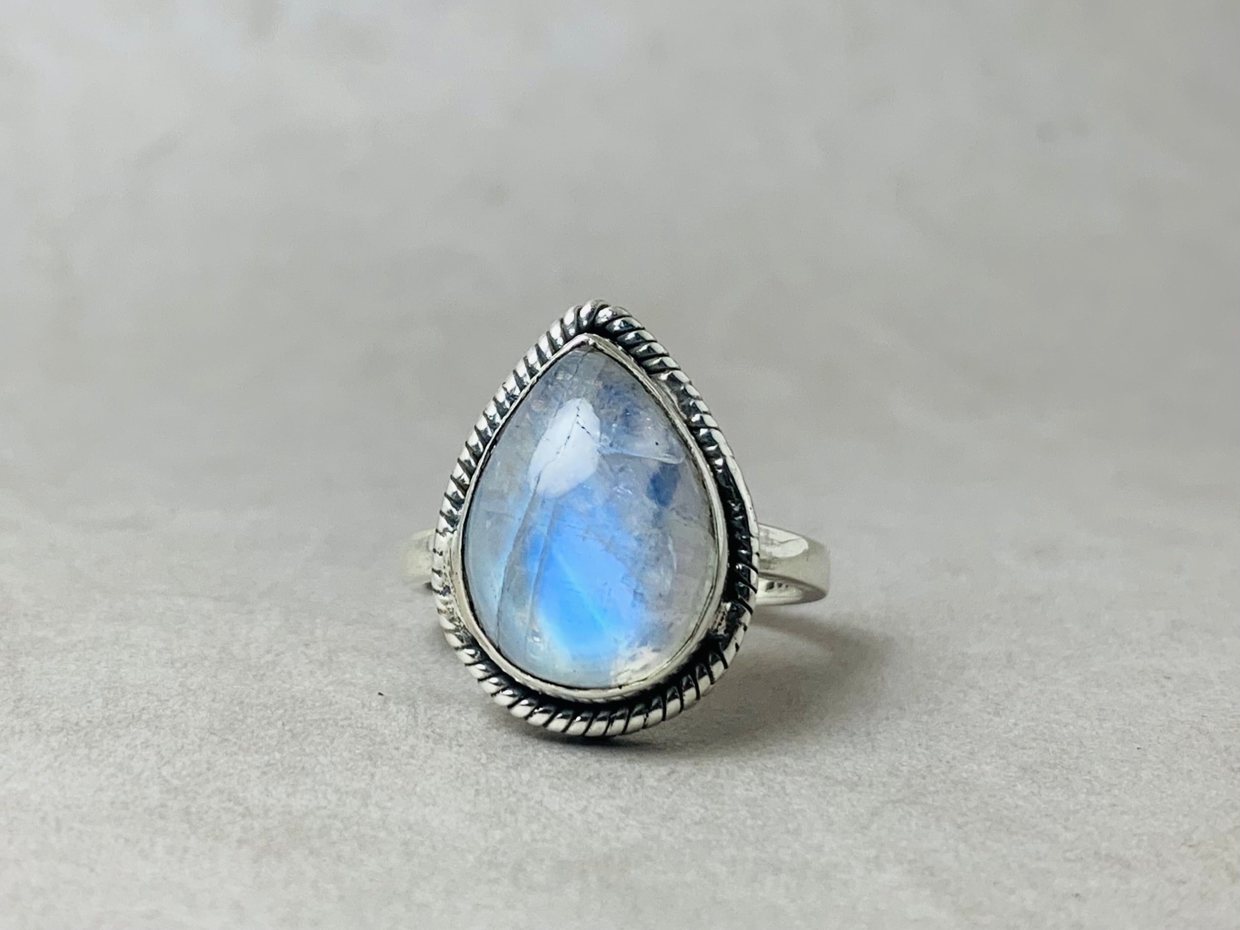 Birnenförmiger Regenbogen-Mondsteinring 925 Sterling Silber Geburtssteinring Edelsteinring Geschenk für Sie