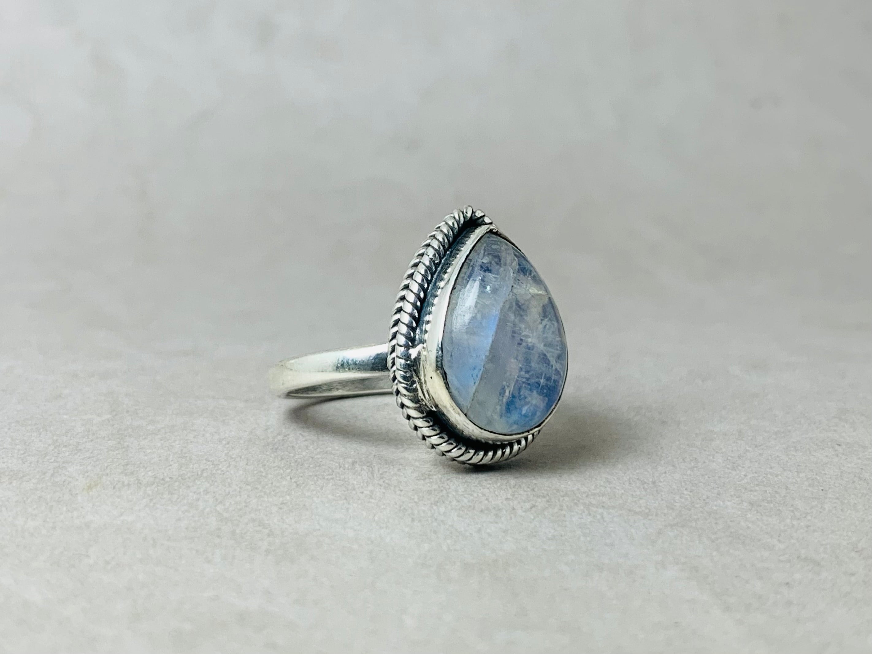 Birnenförmiger Regenbogen-Mondsteinring 925 Sterling Silber Geburtssteinring Edelsteinring Geschenk für Sie