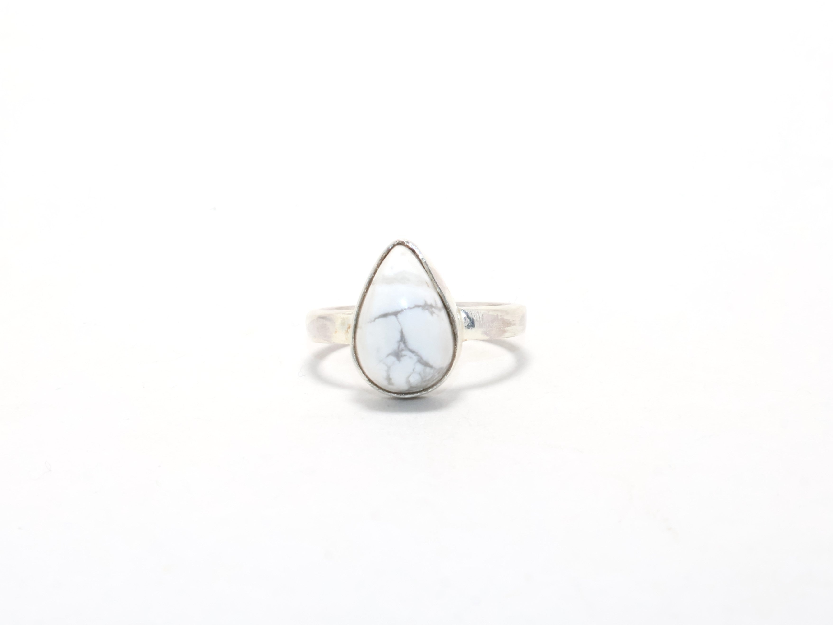 Weißer Howlith Ring 925 Sterling Silber Ring Geburtsstein Ring Versprechensring Edelsteinring Zierlicher Ring Damen Gypsy Ring