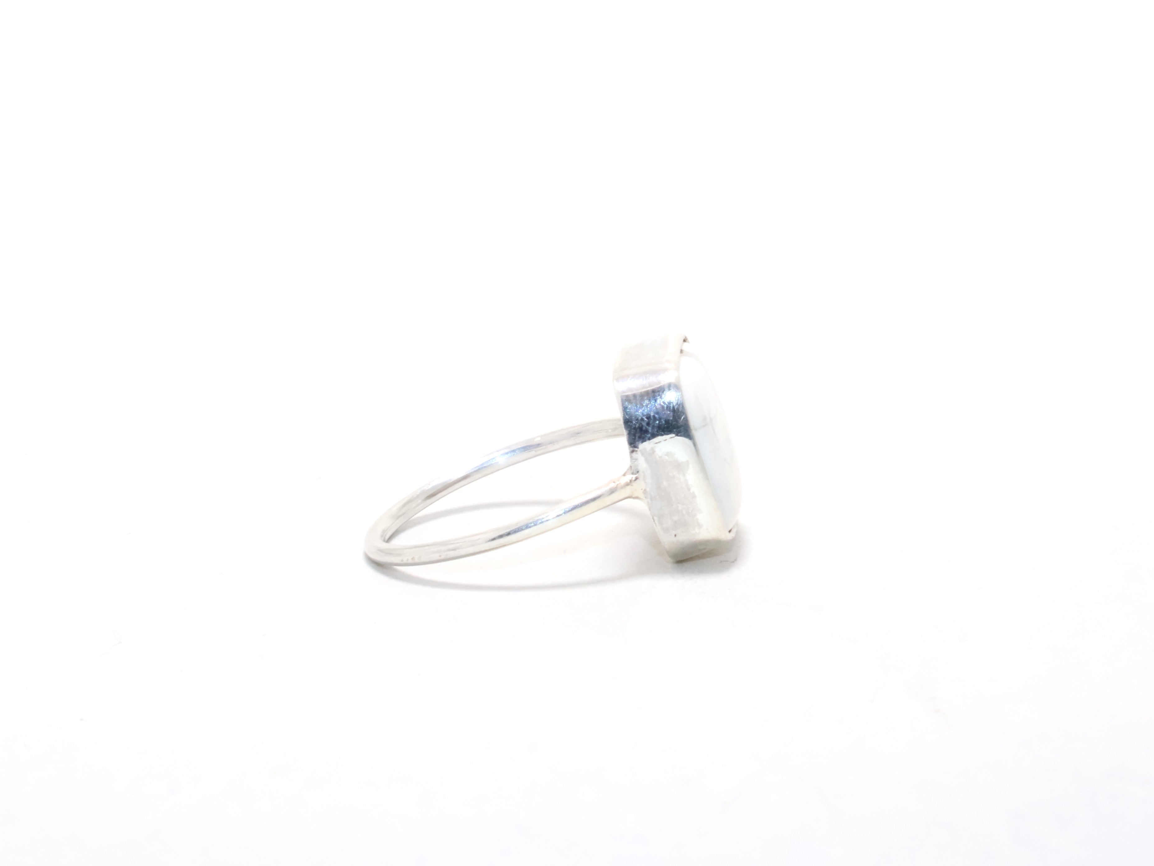 Natürlicher weißer Howlith-Ring Angst-Ring Zierlicher Ring Silber Designer Ring Geburtssteinring Versprechensring Boho-Ring