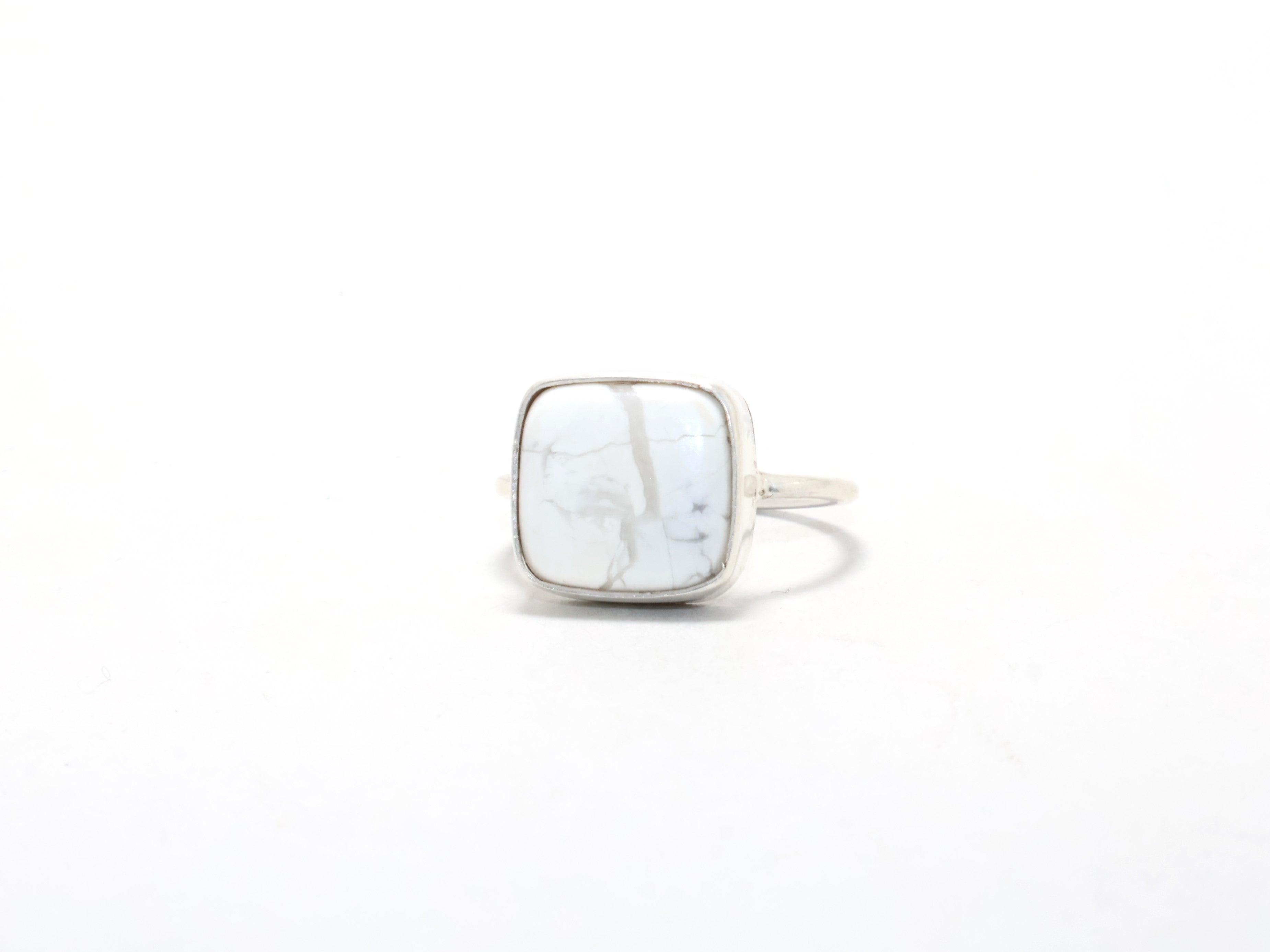 Natürlicher weißer Howlith-Ring Angst-Ring Zierlicher Ring Silber Designer Ring Geburtssteinring Versprechensring Boho-Ring