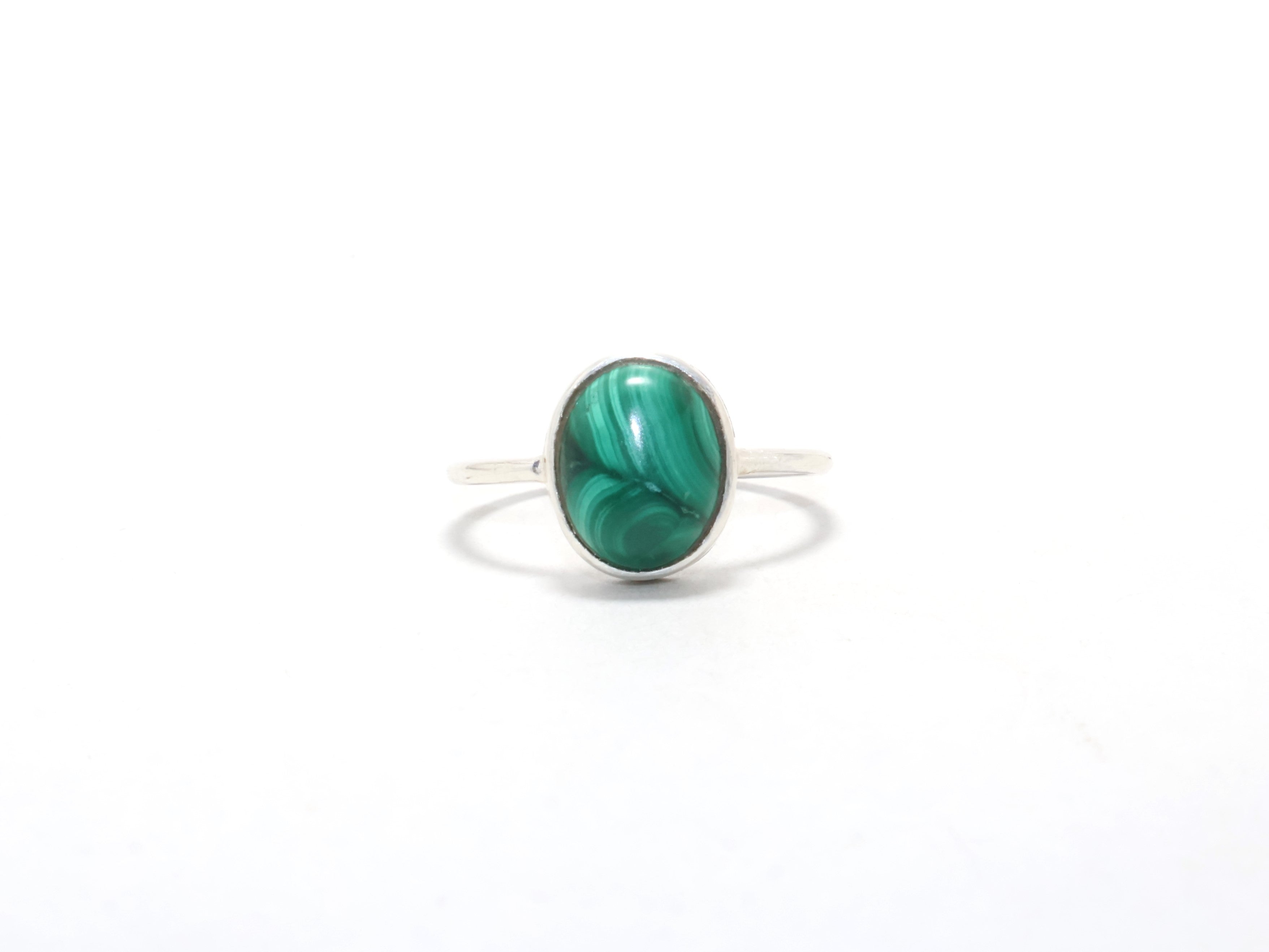 Ovale Malachit Ring Zierlicher Ring Geburtstagsring Grüner Edelsteinring Designer-Ring Geburtssteinring Versprechensring Geschenk für Mama 925 Silberring