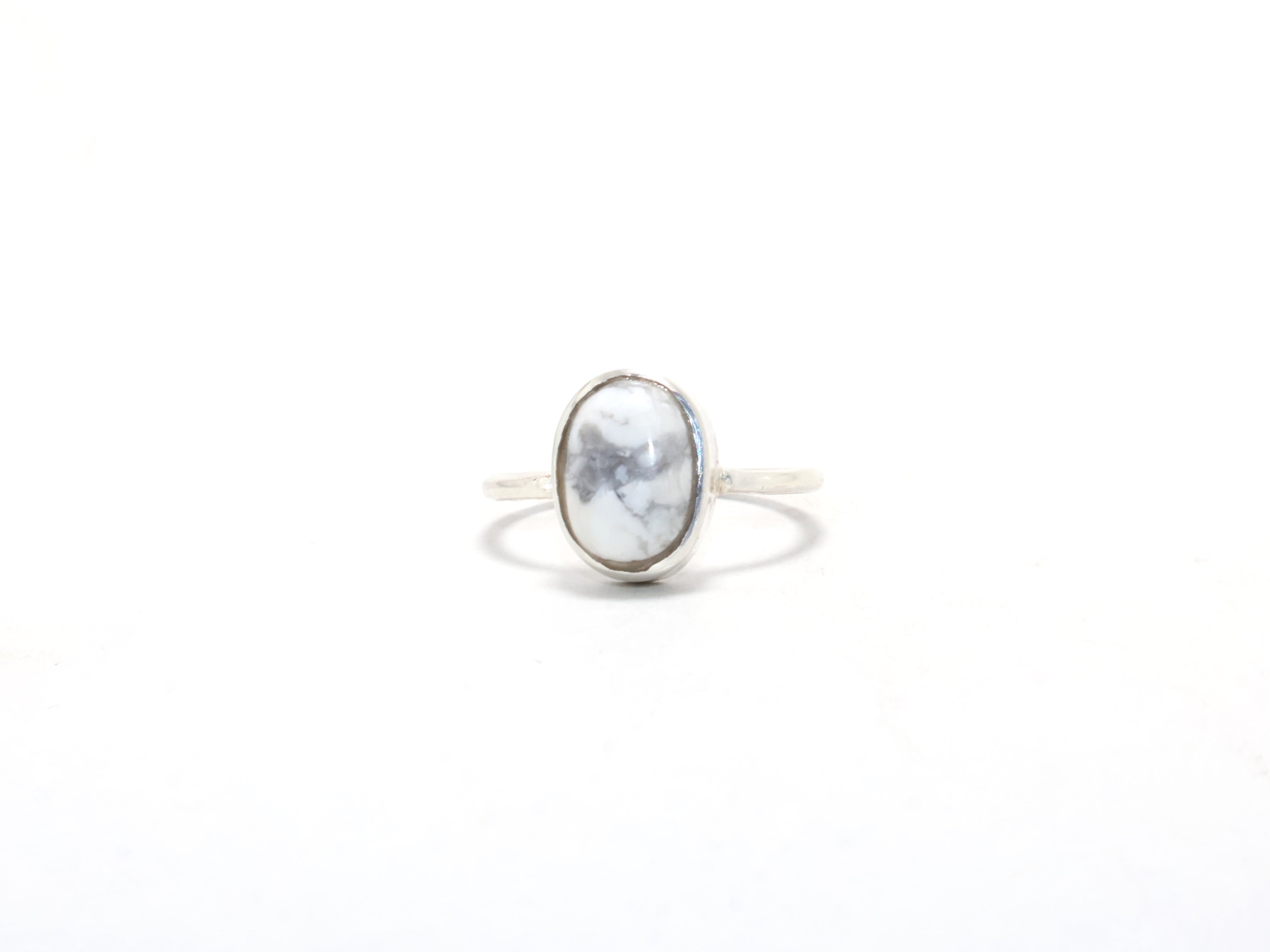 Weißer Howlith Ring Minimalistischer Ring Handgemachter Ring Edelstein Ring Böhmischer Designer Ring Geschenk Für Sie