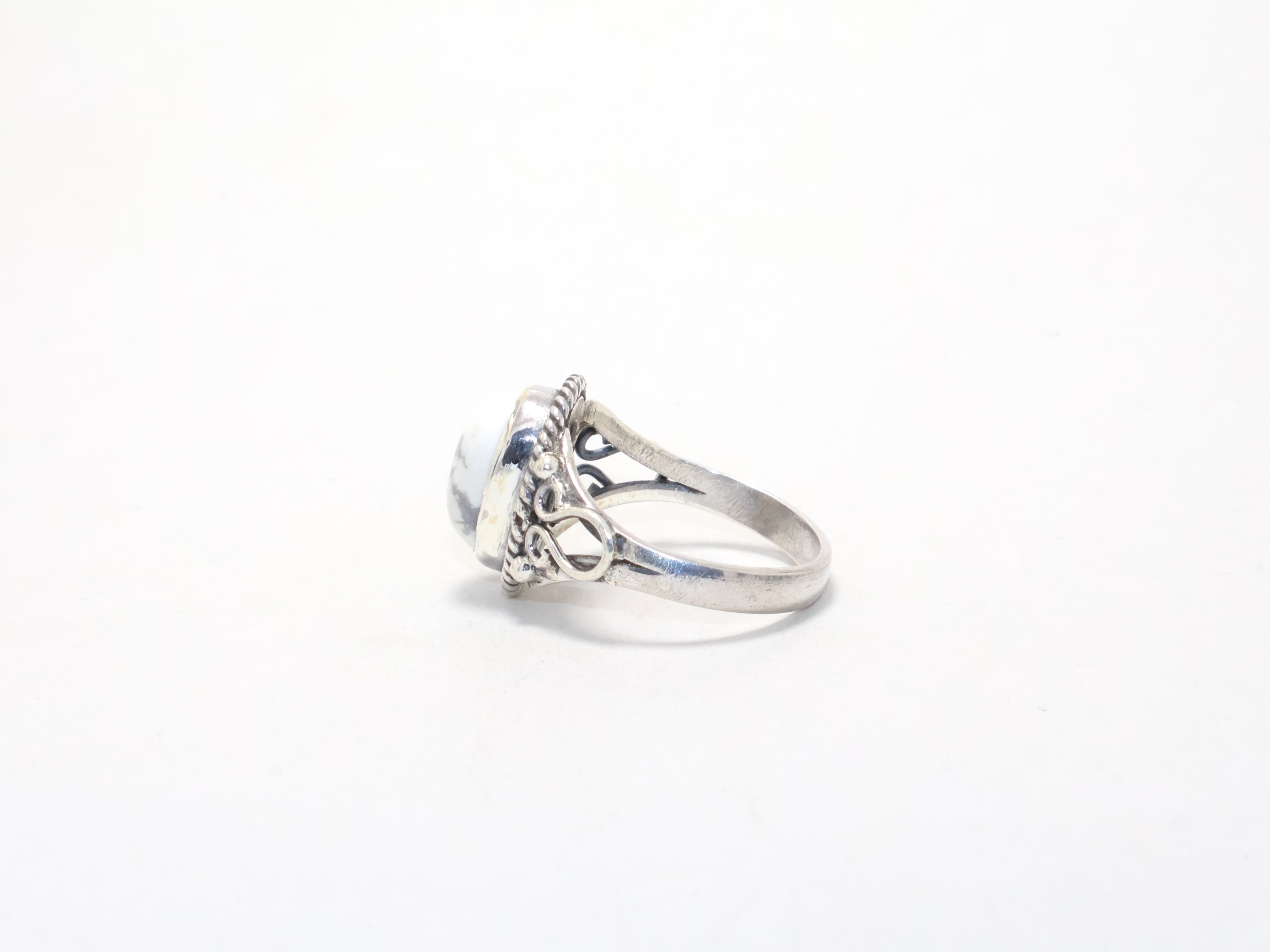 Ring aus natürlichem weißem Howlith, 925er Sterlingsilber, Versprechensring, Geburtsstein-Ring, Silberschmuck, Boho-Ring, Designer-Ring