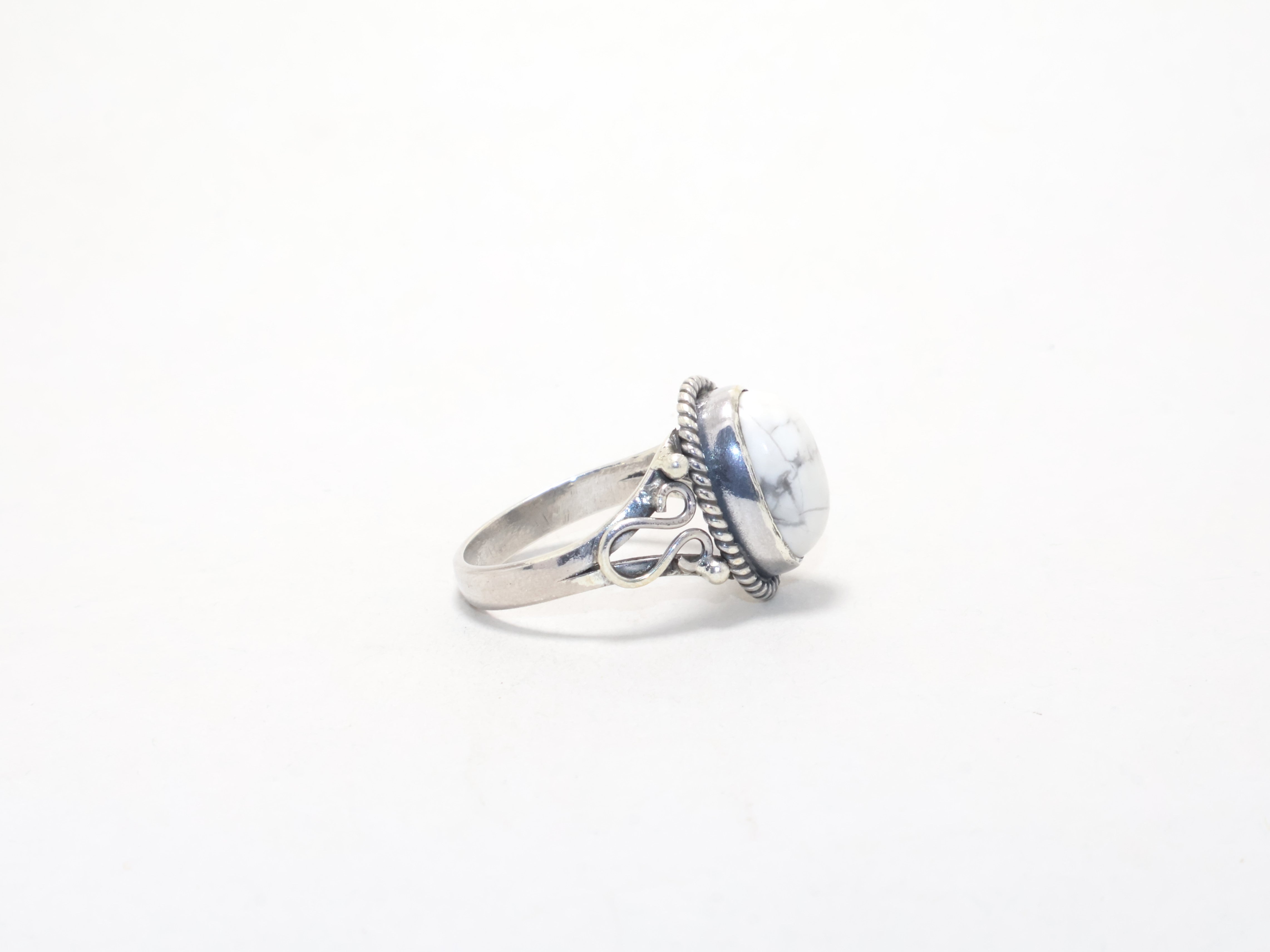 Ring aus natürlichem weißem Howlith, 925er Sterlingsilber, Versprechensring, Geburtsstein-Ring, Silberschmuck, Boho-Ring, Designer-Ring