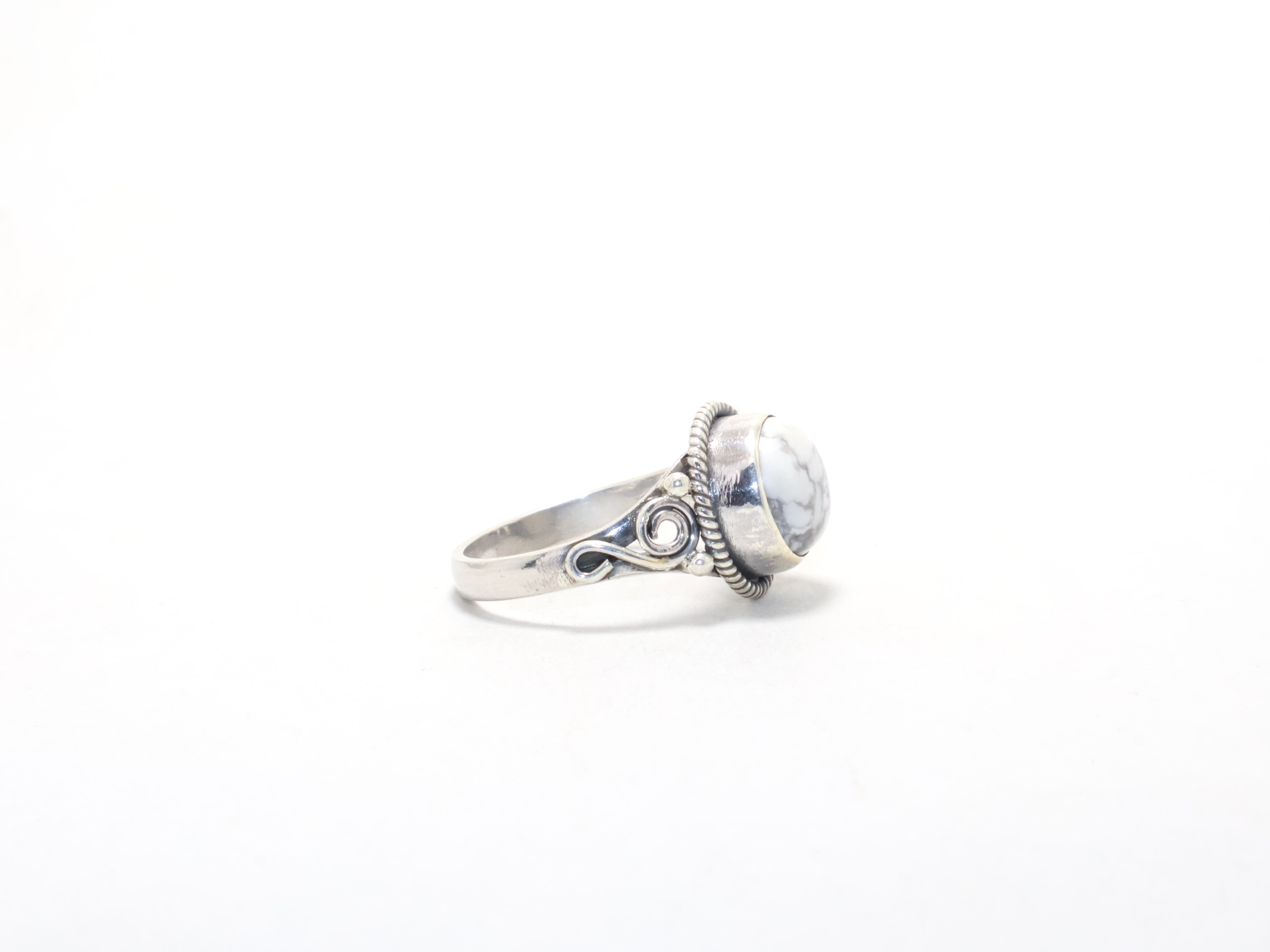 Echter Howlith-Ring, 925er Sterlingsilber-Ring, Cocktailring, Geschenkidee, handgefertigter minimalistischer Ring