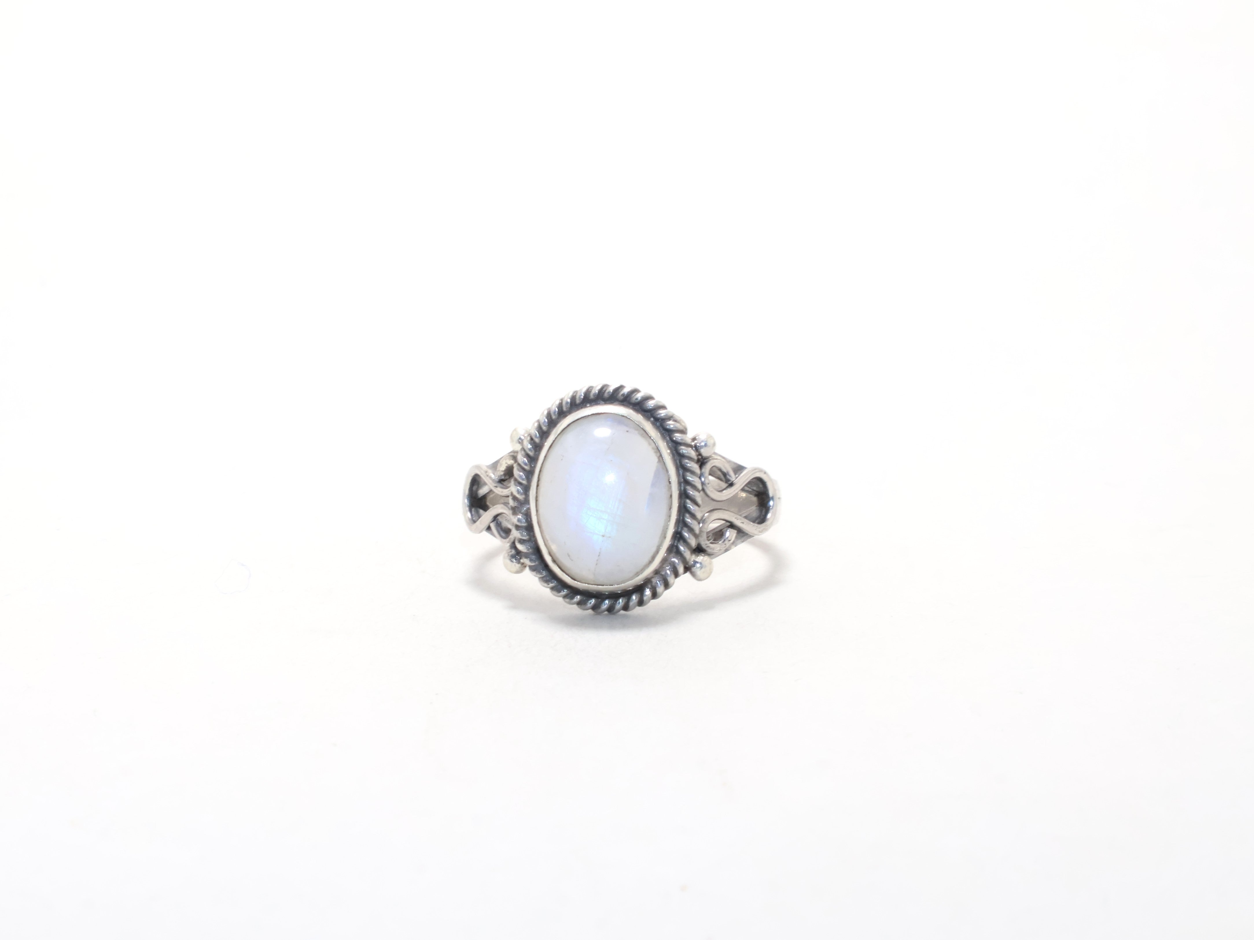 Ovale Regenbogen-Mondstein-Ring Juni Geburtsstein 925 Sterling Silber Handgemachter Stapelring Minimalistischer Ring