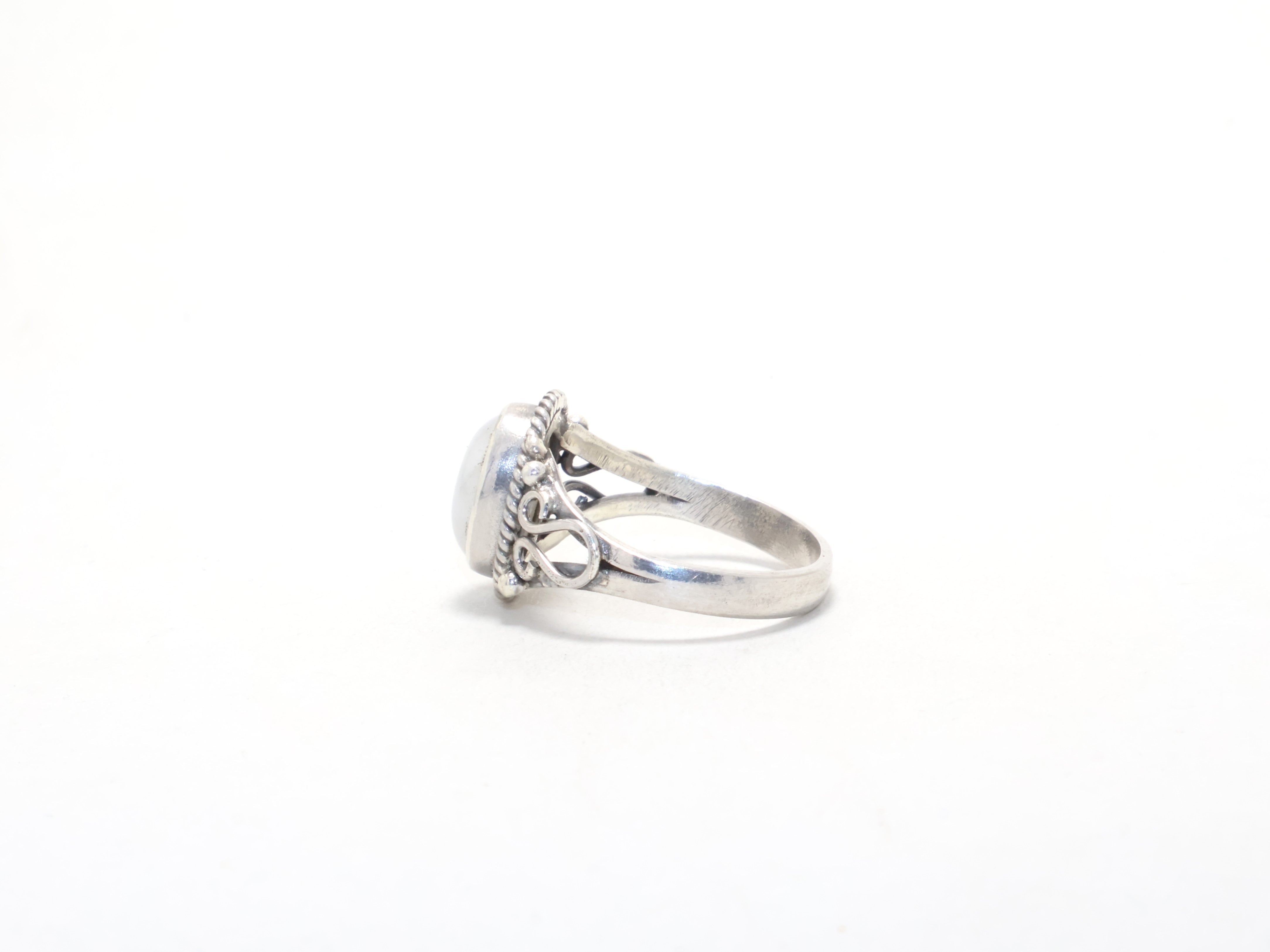 Ovale Regenbogen-Mondstein-Ring Juni Geburtsstein 925 Sterling Silber Handgemachter Stapelring Minimalistischer Ring
