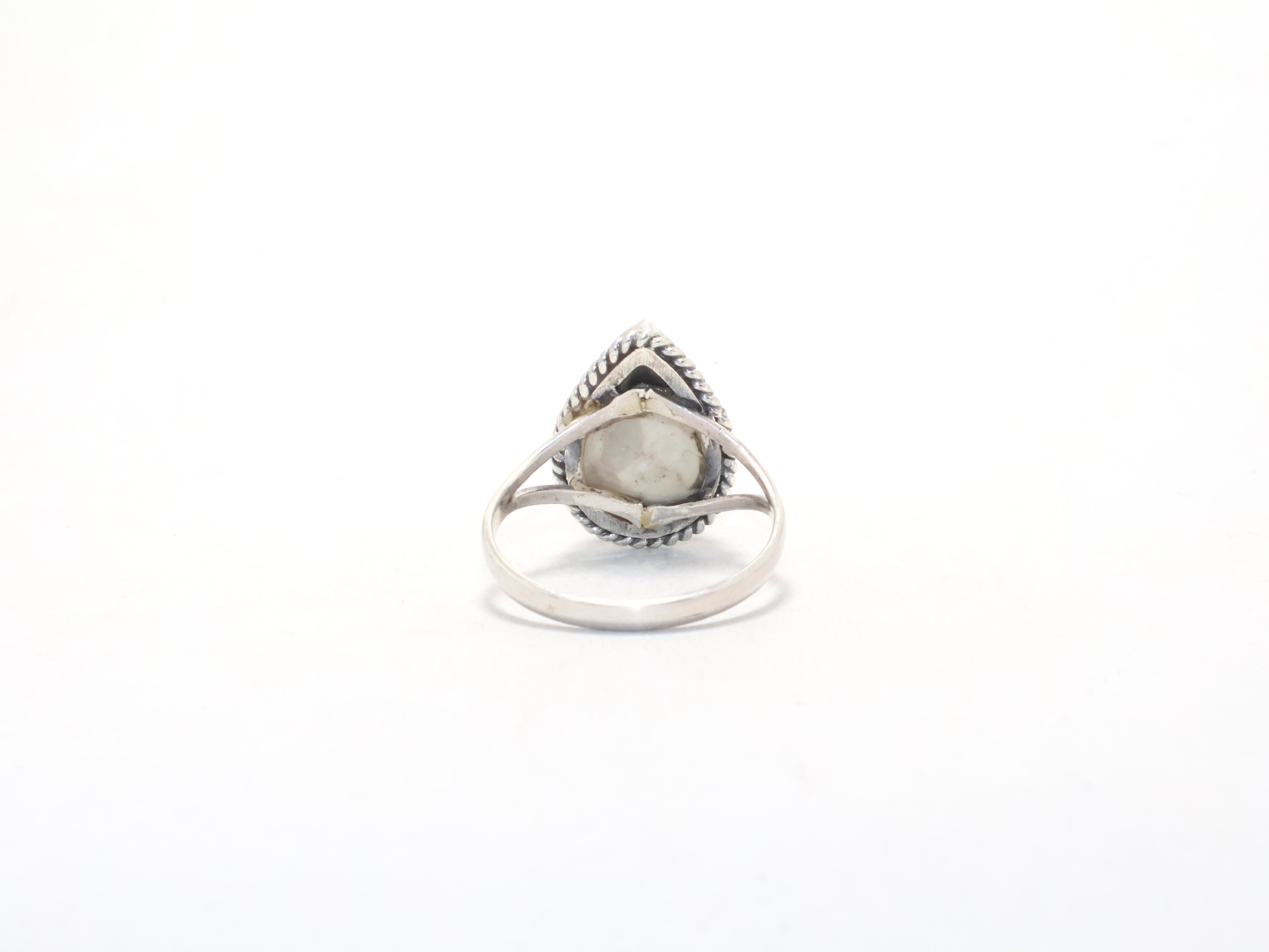 Birnenförmiger Weißer Howlith Ring Minimalistischer Ring Edelsteinring 925 Silberring Geburtssteinring Geschenk für Sie