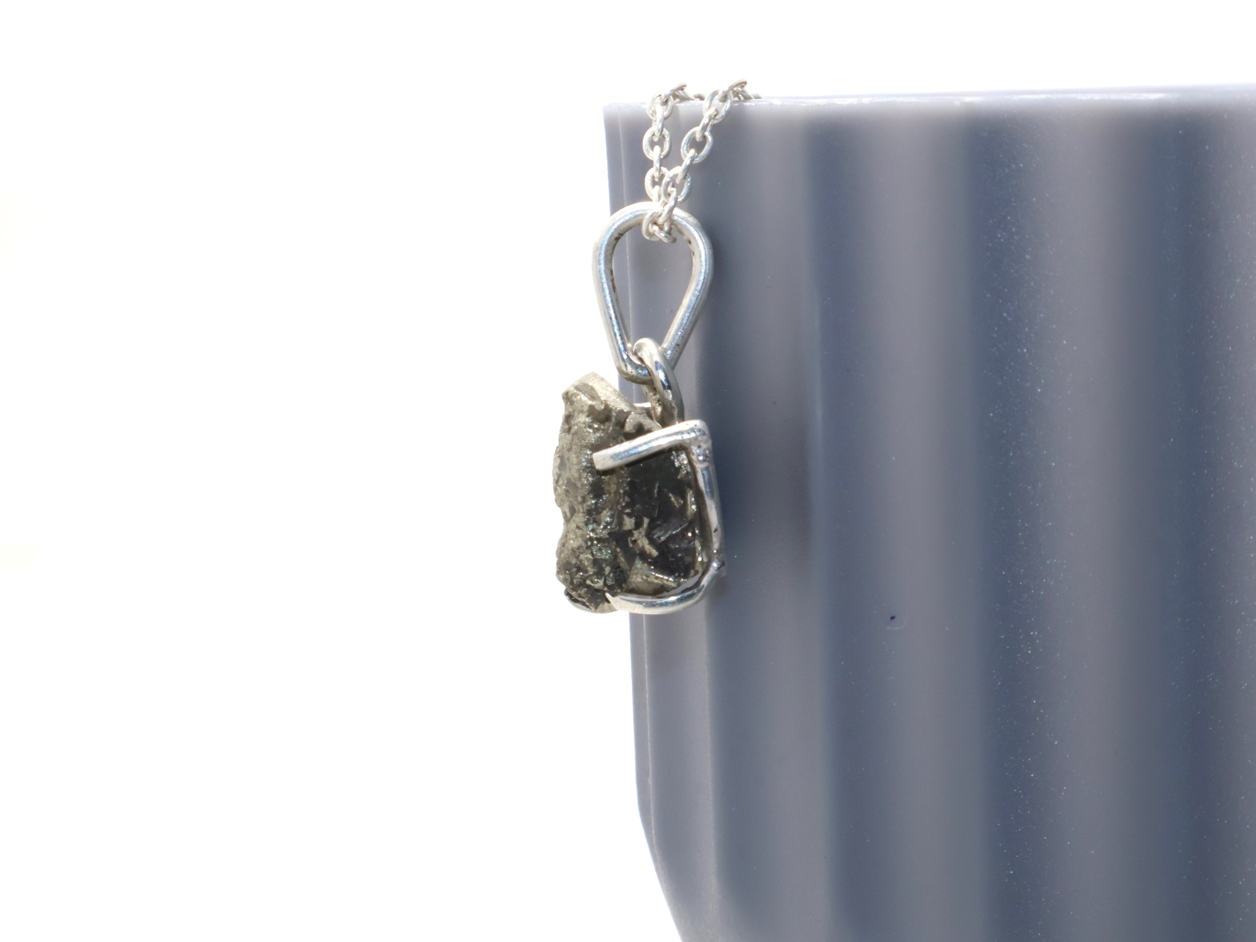 Halskette aus natürlichem Rohpyrit, Edelsteinkette, handgefertigter Schmuck, Geschenk für sie, Weihnachtsgeschenk, 925er Sterlingsilber, Geburtssteinkette