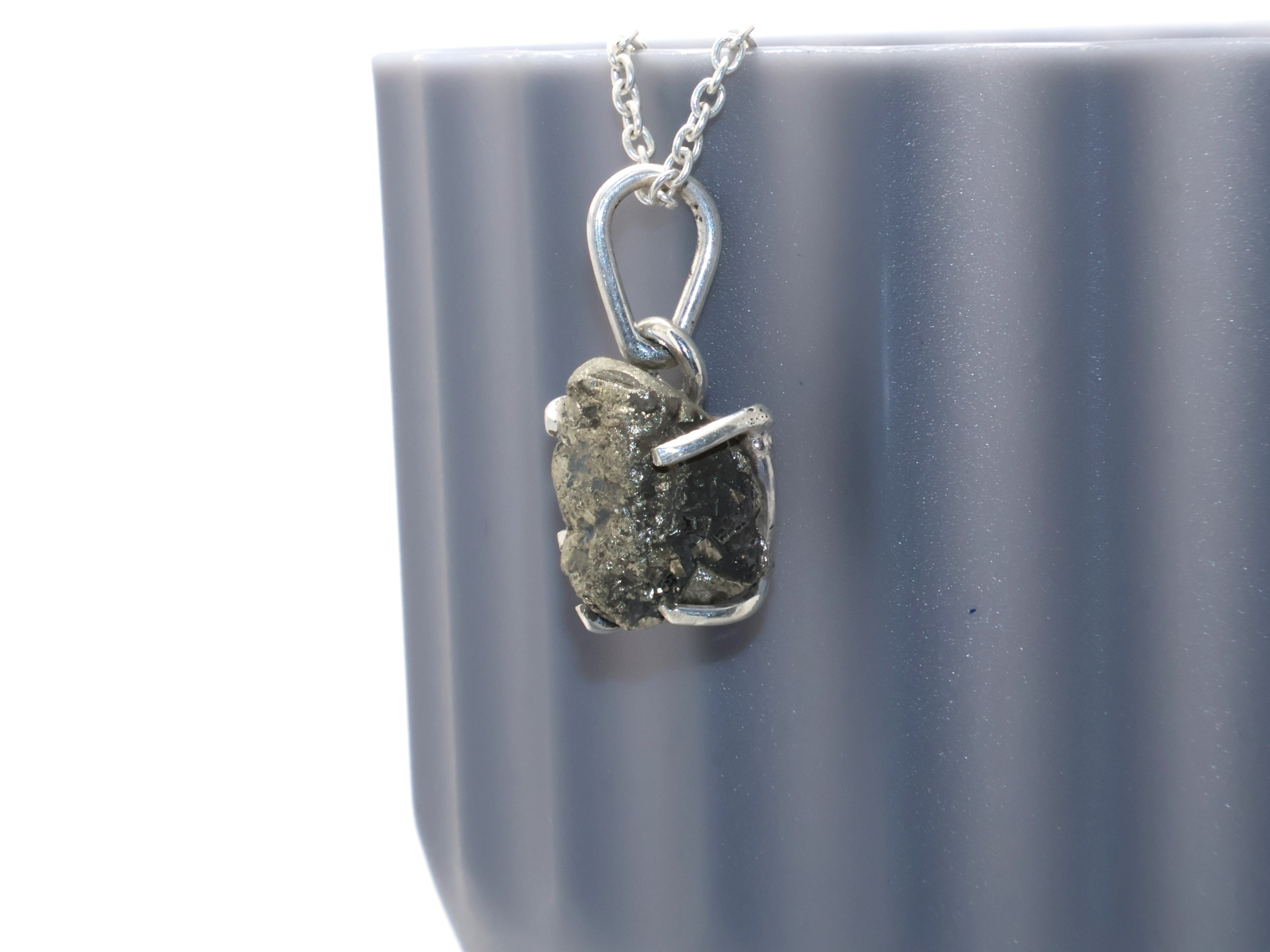 Halskette aus natürlichem Rohpyrit, Edelsteinkette, handgefertigter Schmuck, Geschenk für sie, Weihnachtsgeschenk, 925er Sterlingsilber, Geburtssteinkette