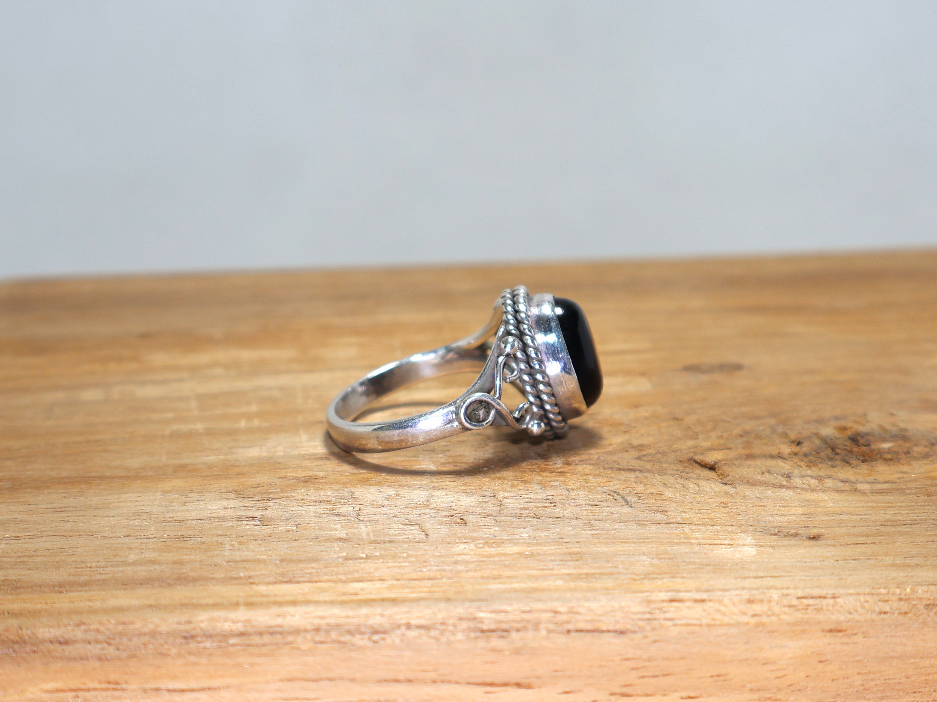 Designer Ring aus schwarzem Onyx, handgefertigter Ring mit ovalem Edelstein, Statement-Ring, Geschenk für sie, Ring aus 925er Sterlingsilber, einzigartiger Ring, oxidierter Ring