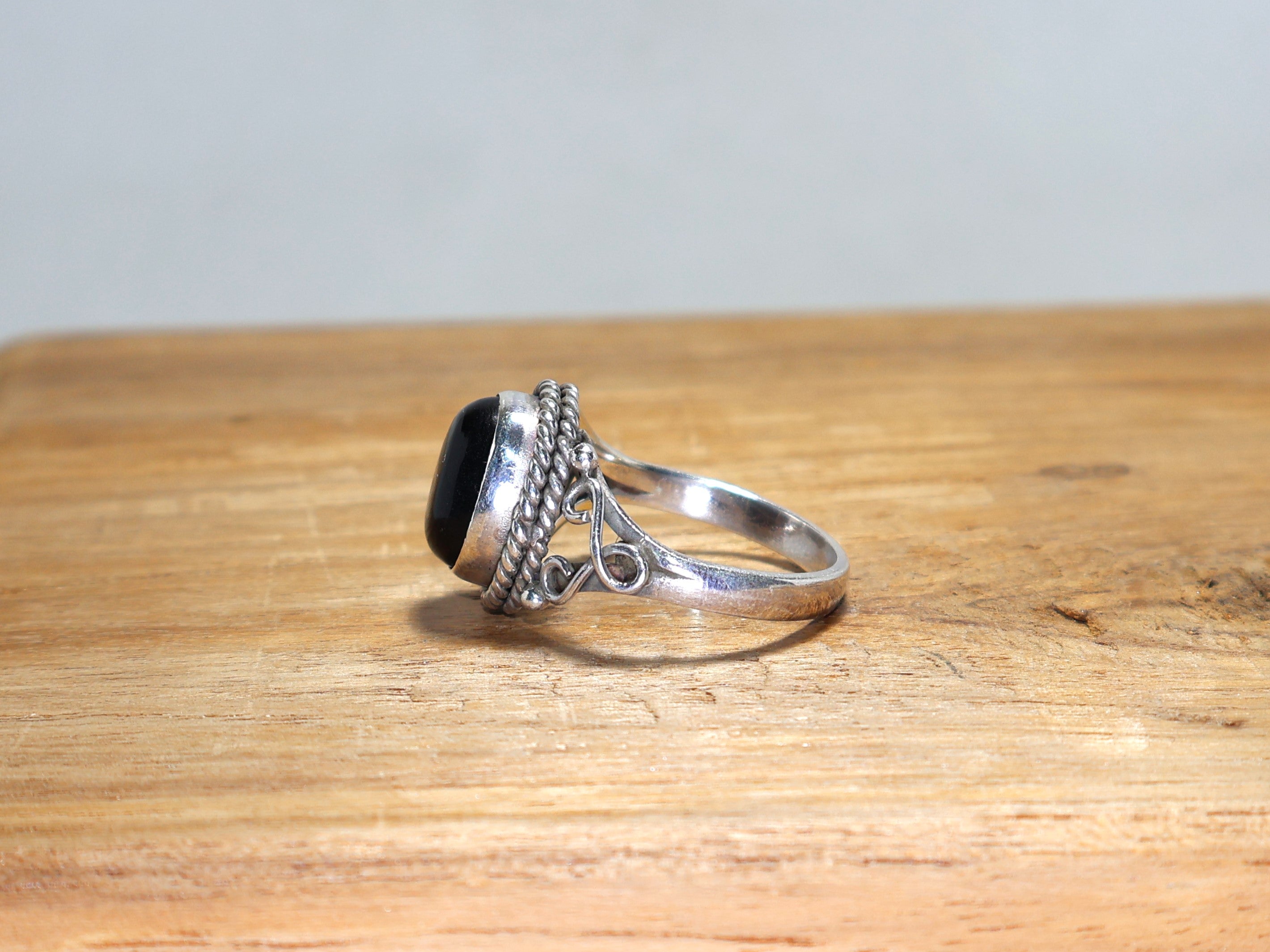 Designer Ring aus schwarzem Onyx, handgefertigter Ring mit ovalem Edelstein, Statement-Ring, Geschenk für sie, Ring aus 925er Sterlingsilber, einzigartiger Ring, oxidierter Ring