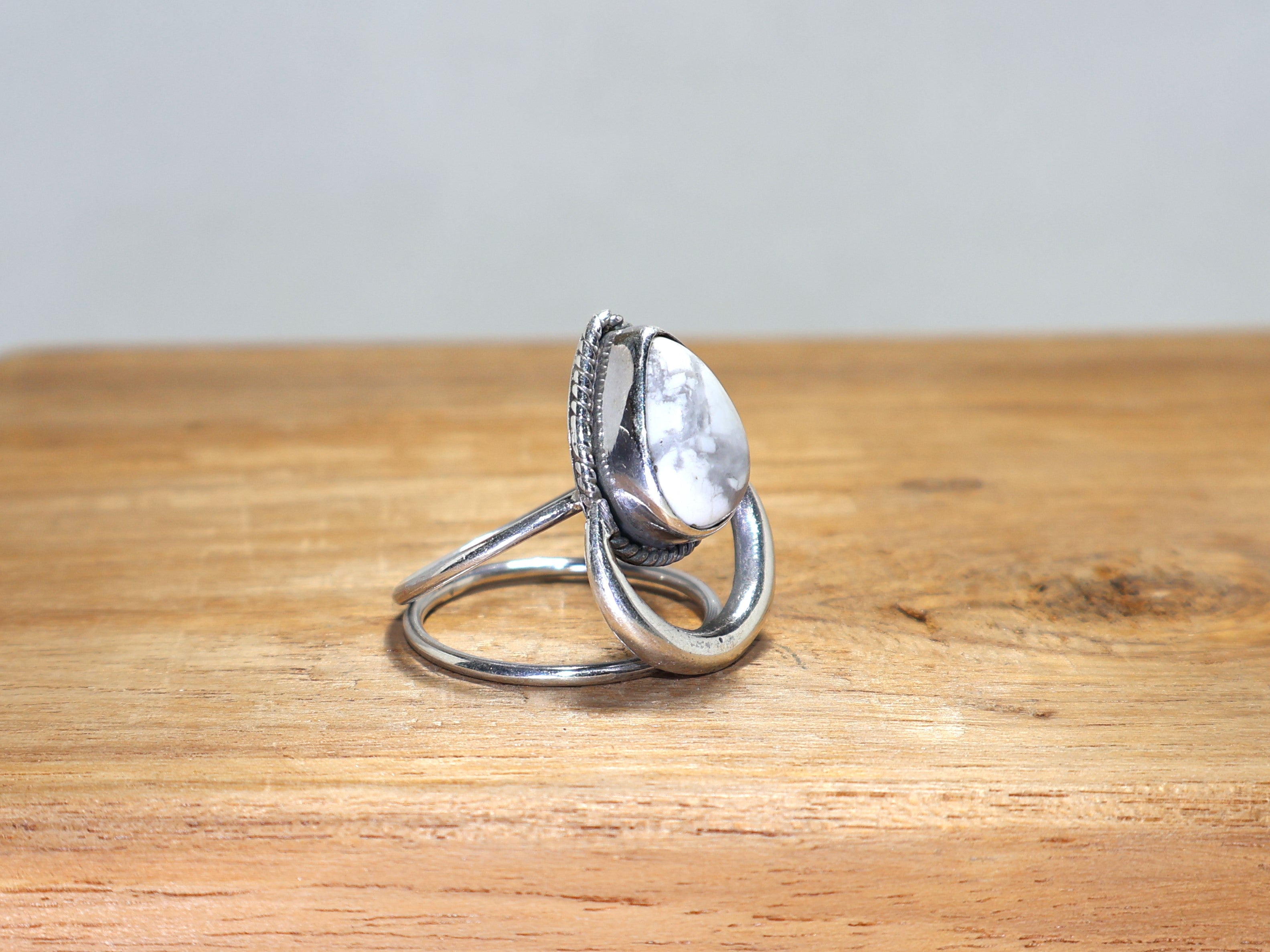 Weißer Howlith Ring Natur Edelstein Ring 925 Massiv Silber Ring Handgefertigter Silber Ring Tropfenförmiger Stein Boho Silber Ring Damen Ring