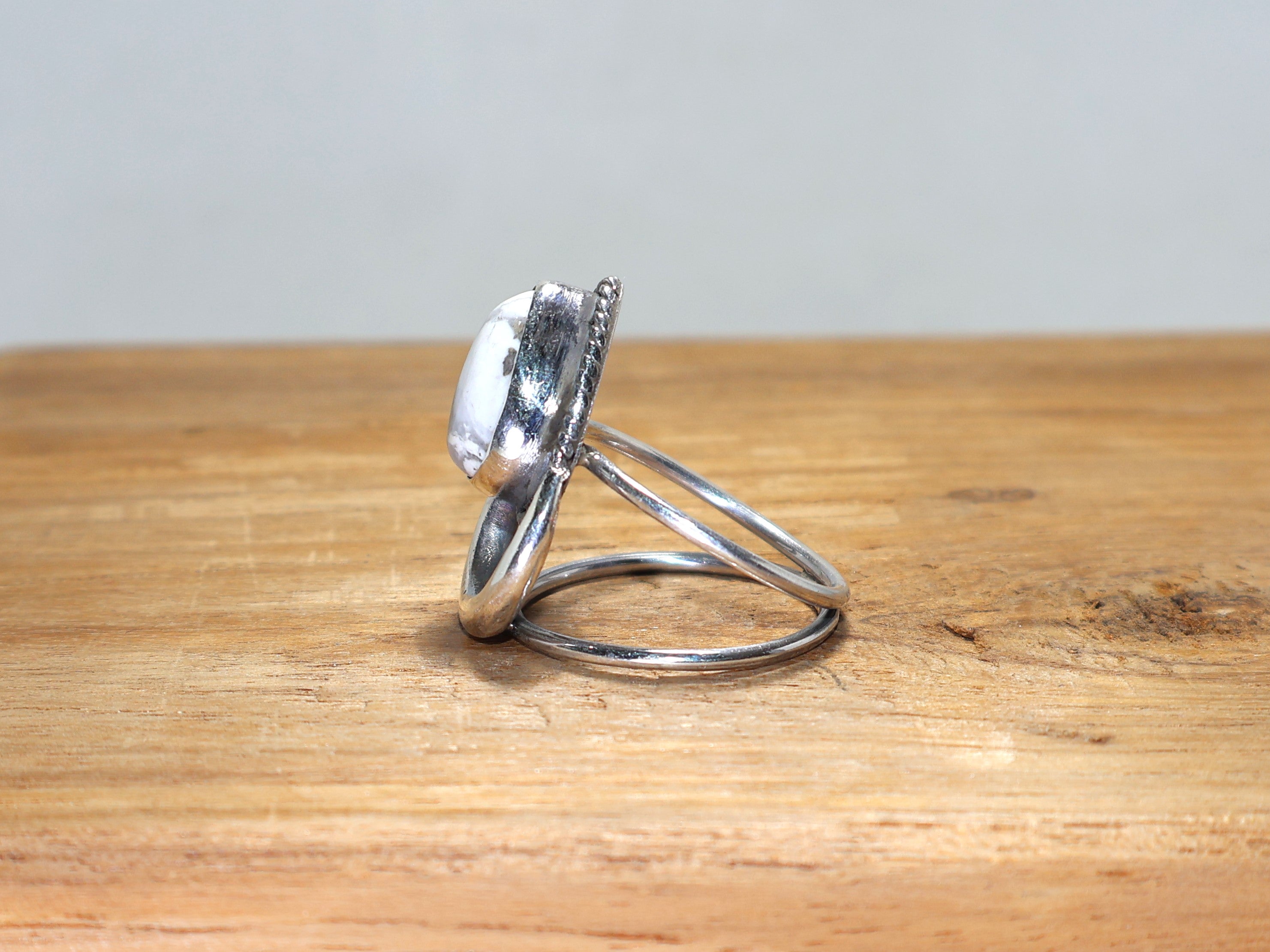 Weißer Howlith Ring Natur Edelstein Ring 925 Massiv Silber Ring Handgefertigter Silber Ring Tropfenförmiger Stein Boho Silber Ring Damen Ring