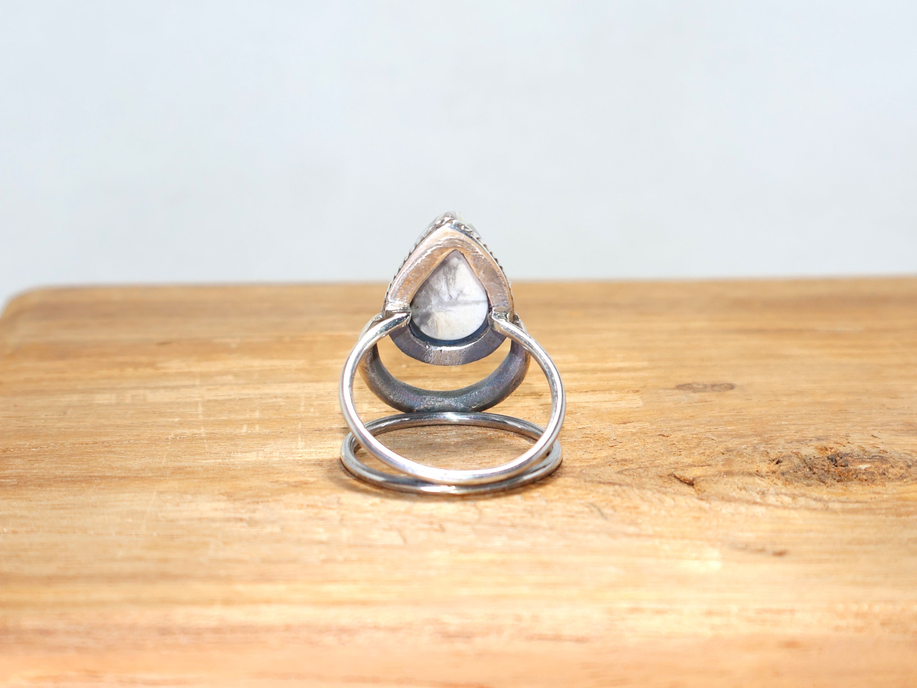 Weißer Howlith Ring Natur Edelstein Ring 925 Massiv Silber Ring Handgefertigter Silber Ring Tropfenförmiger Stein Boho Silber Ring Damen Ring