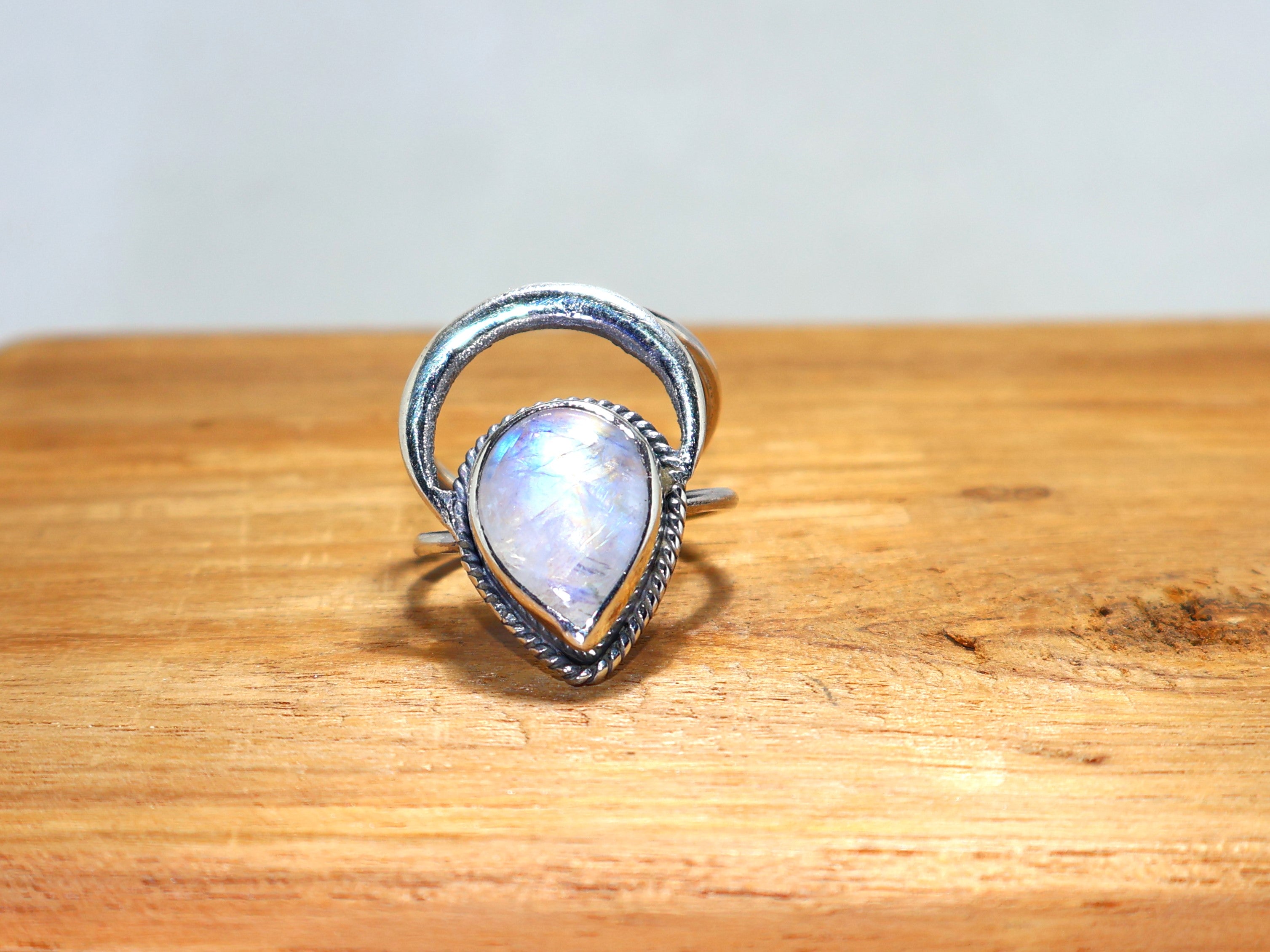 Natürlicher Regenbogen-Mondstein Silberring Handgemachter 925 Sterling Silber Tropfen Edelsteinring Geschenk Für Sie Blauer Feuer-Mondsteinring