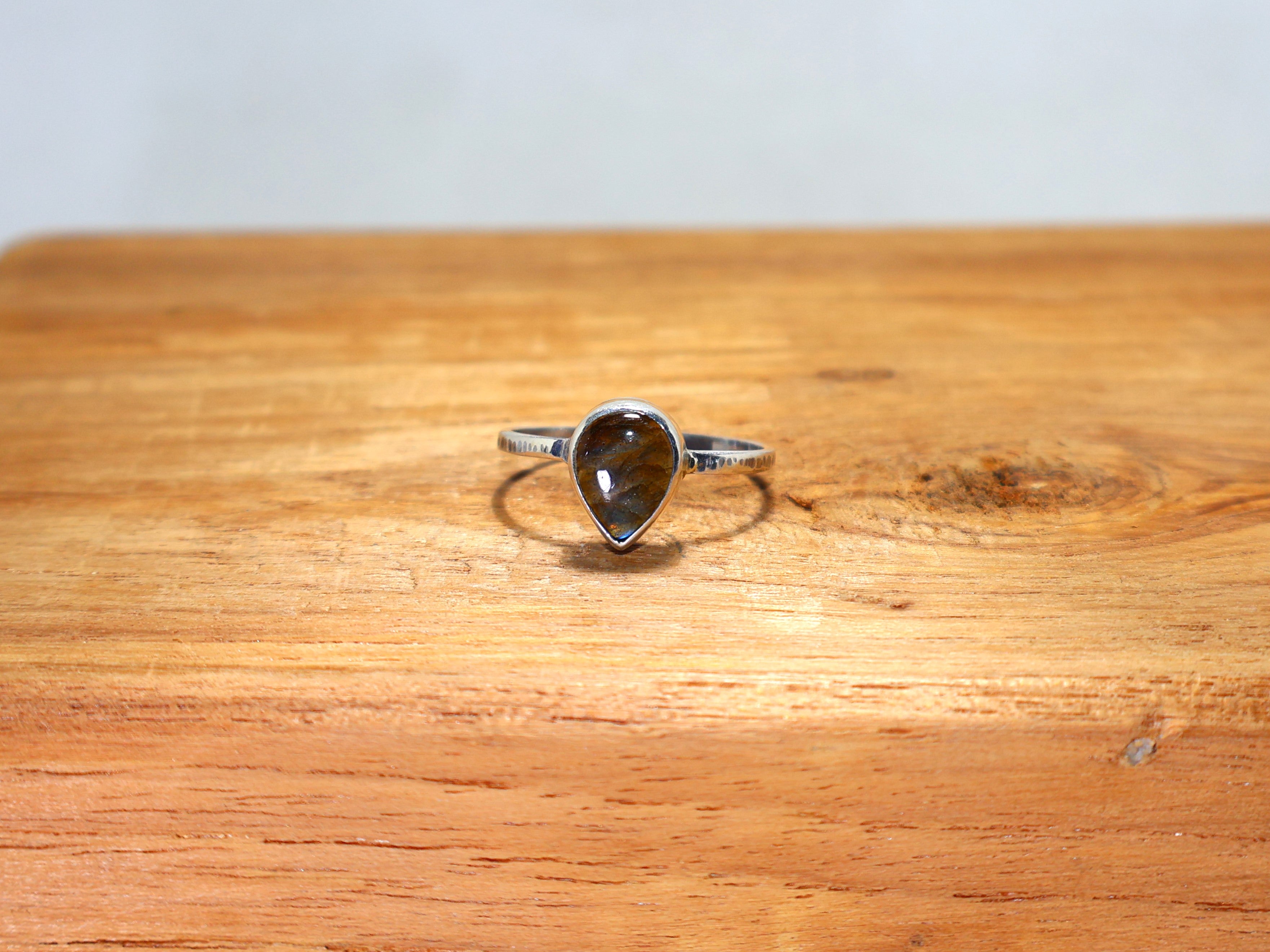 Birnenförmiger Labradorit-Silberring 925 Sterling Silber Blauer auffälliger Edelstein Stapelring Geschenk für Sie Geburtssteinring