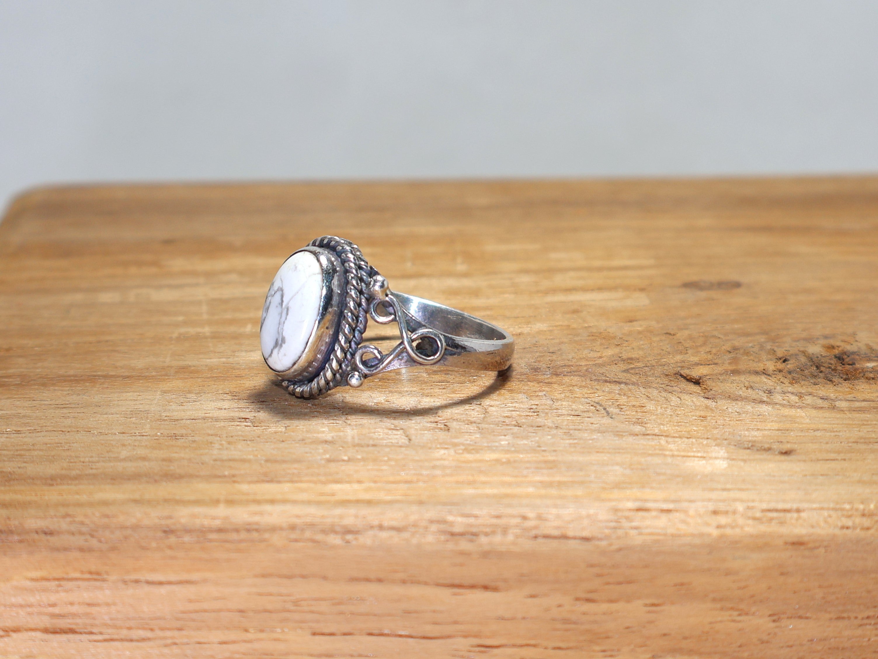 Natürlicher weißer Edelstein Howlith-Ring 925 Sterling Silber Ring Handgemachter Silberschmuck Geschenk für Sie Unisex-Ring