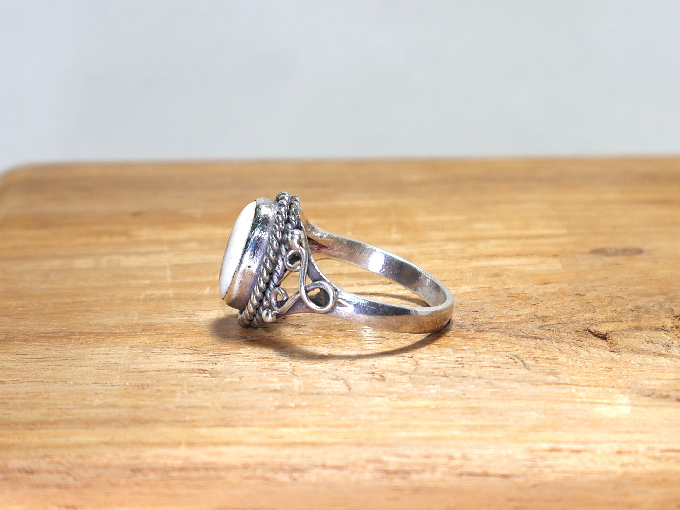 Natürlicher weißer Edelstein Howlith-Ring 925 Sterling Silber Ring Handgemachter Silberschmuck Geschenk für Sie Unisex-Ring