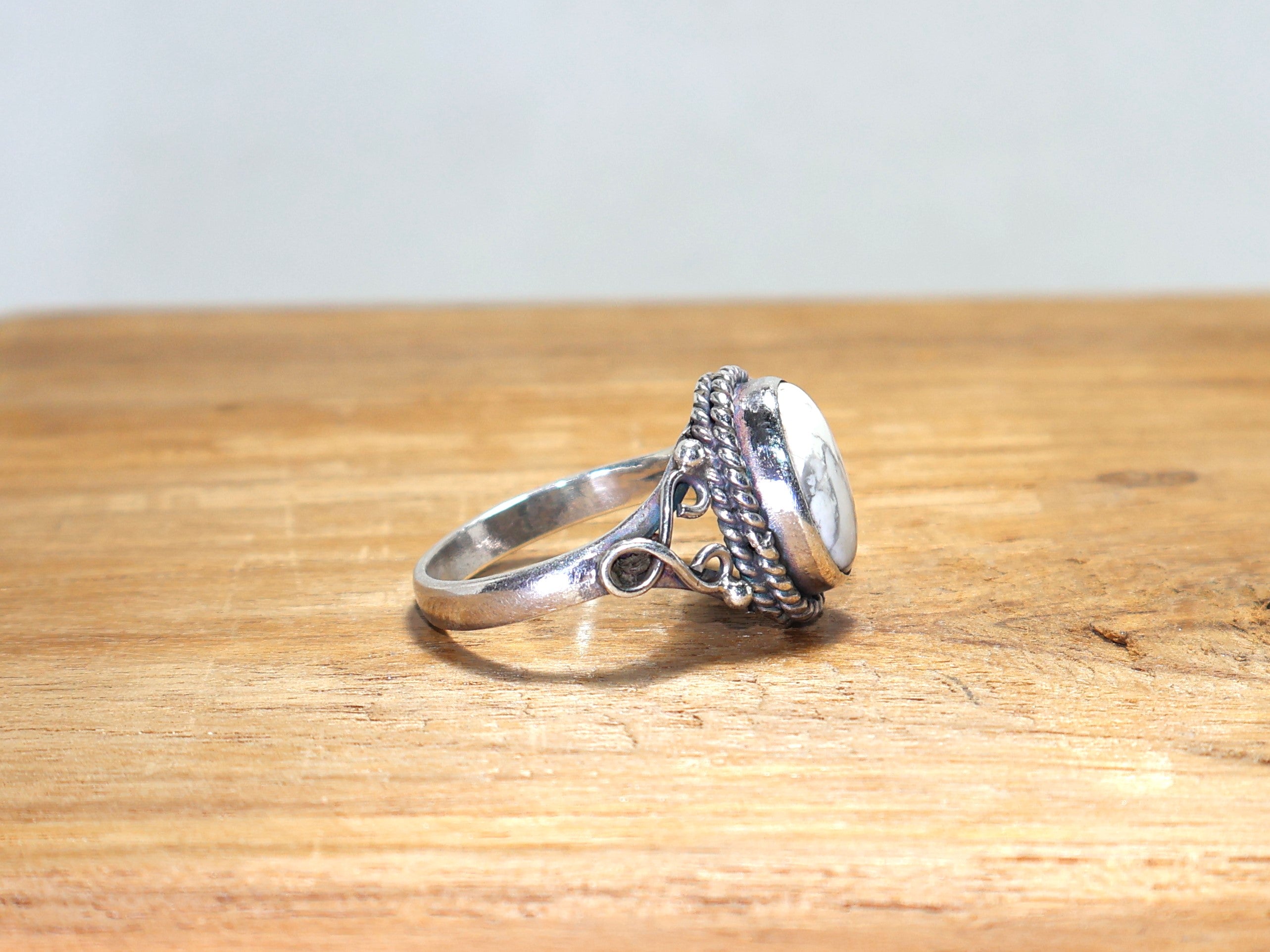Natürlicher weißer Edelstein Howlith-Ring 925 Sterling Silber Ring Handgemachter Silberschmuck Geschenk für Sie Unisex-Ring
