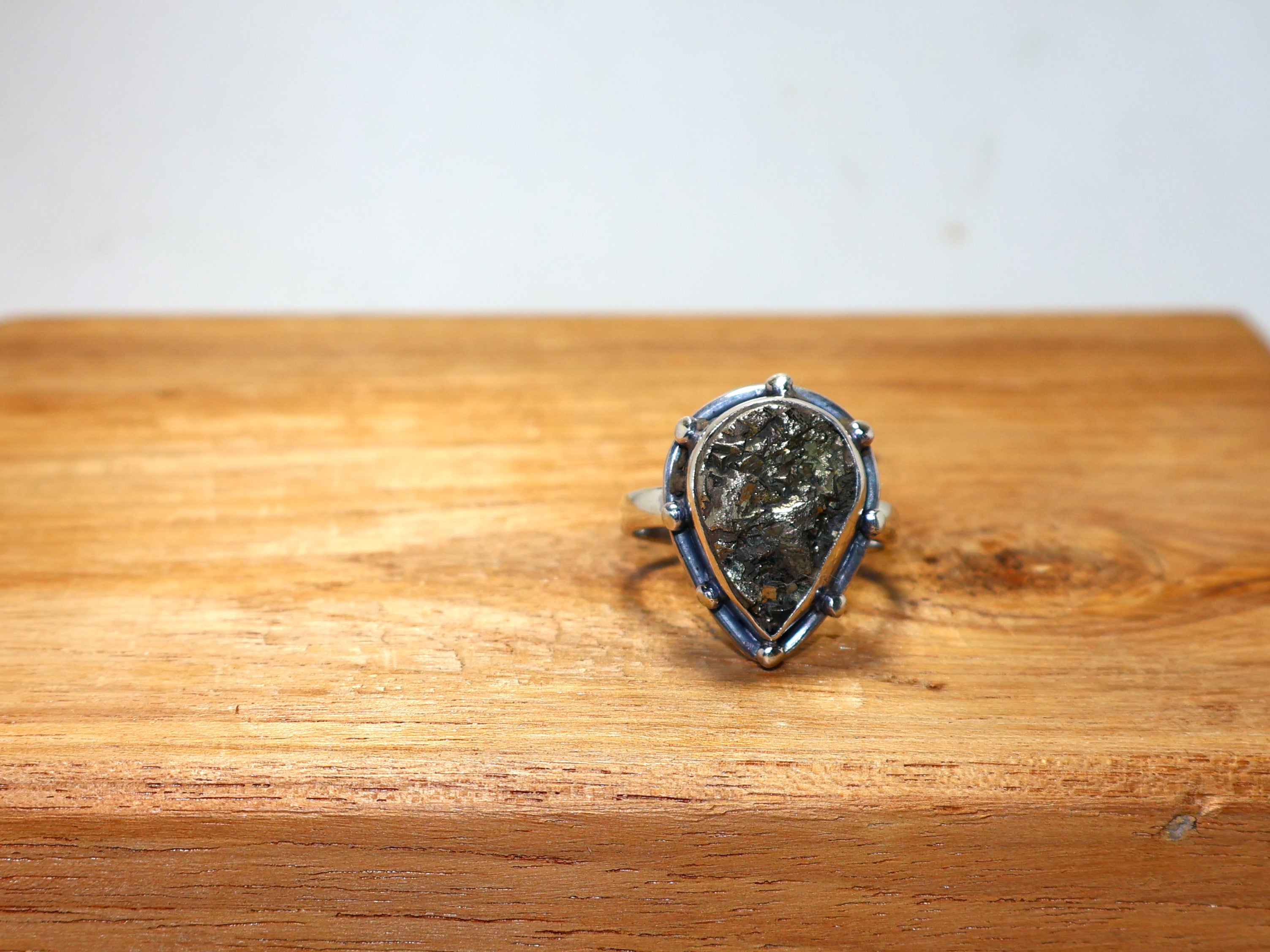 Natürlicher Rohpyrit Drusenring 925er massiver Sterlingsilberring Handgemachter Minimalistischer Ring Statement-Ring Einzigartiger Ring Birnenförmiger Ring