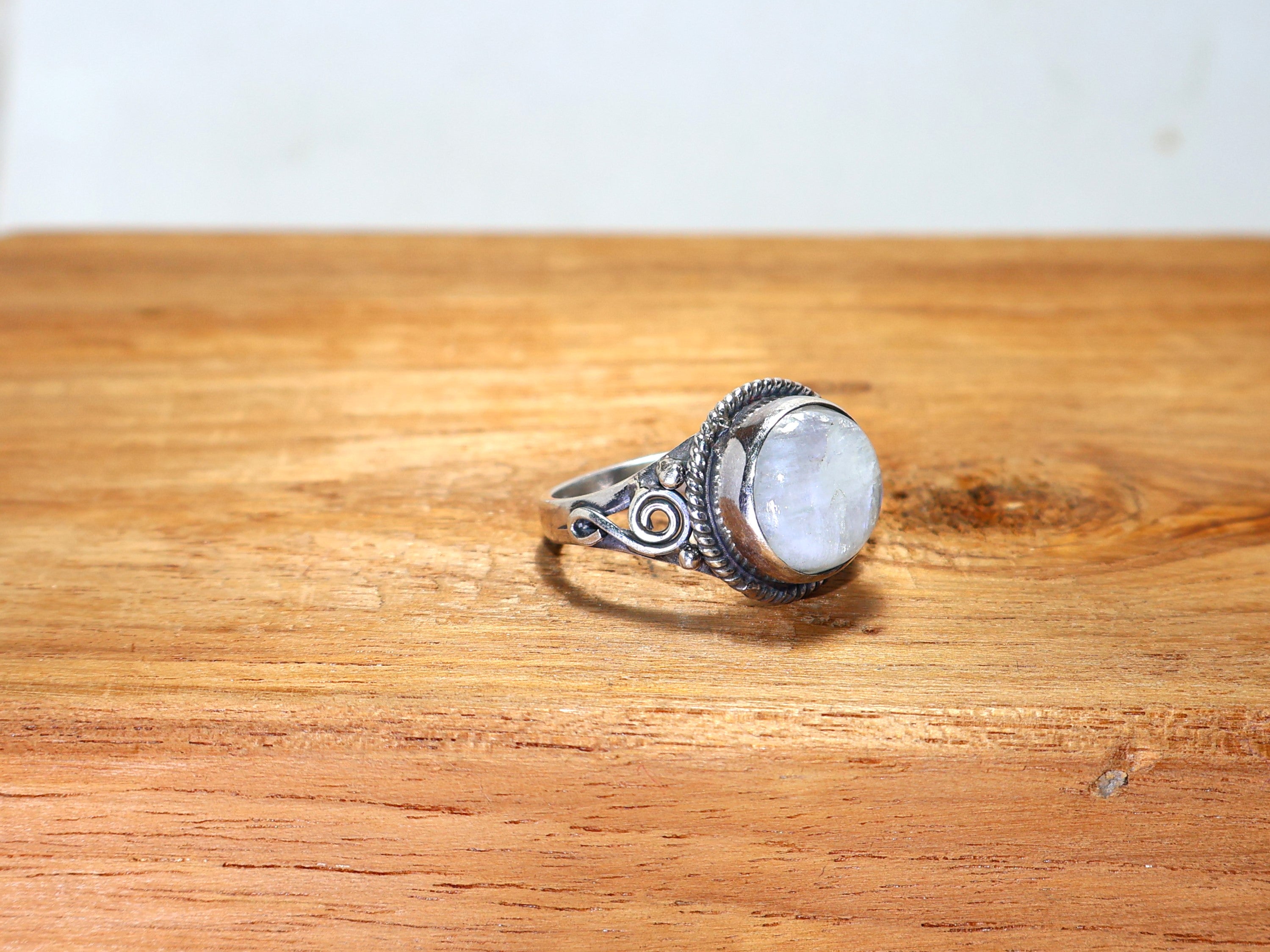 Regenbogen-Mondstein-Ring 925er massiver Sterlingsilber-Ring Ovaler Edelstein-Ring Blauer Feuerstein Boho minimalistischer Ring Geschenk für sie