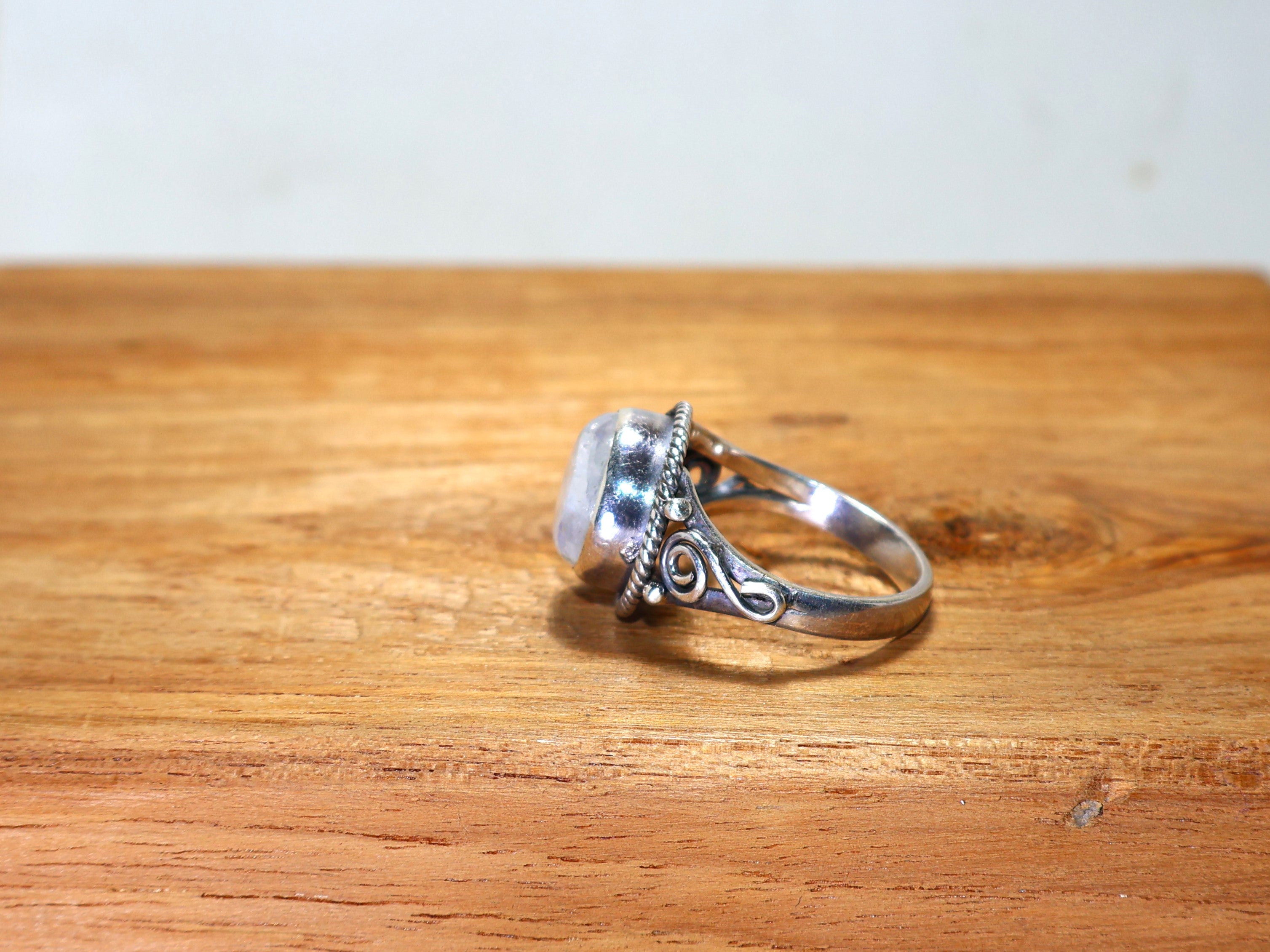 Regenbogen-Mondstein-Ring 925er massiver Sterlingsilber-Ring Ovaler Edelstein-Ring Blauer Feuerstein Boho minimalistischer Ring Geschenk für sie
