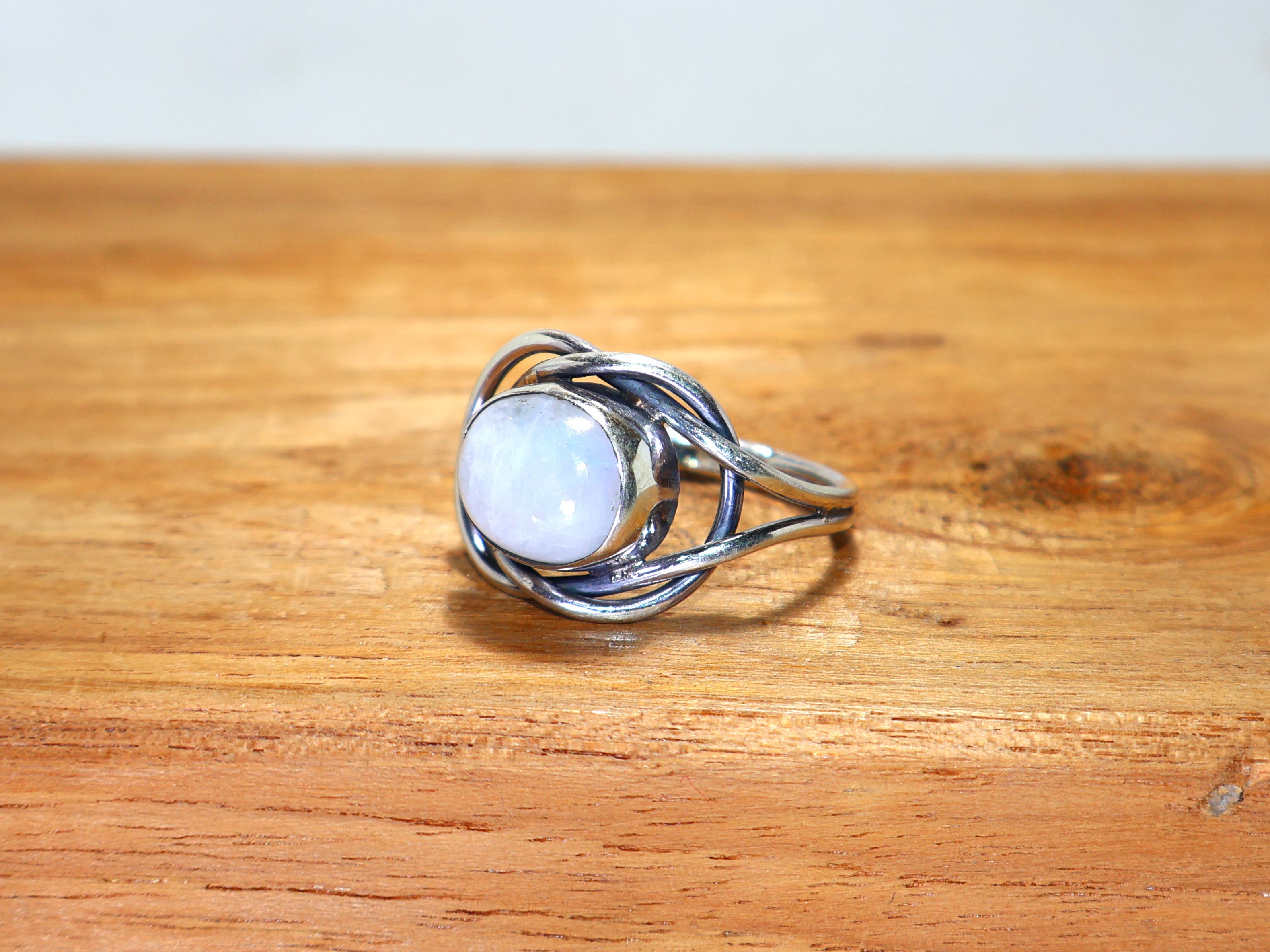 Natürlicher blauer Feuer-Regenbogen-Mondsteinring, ovaler Edelsteinring, zierlicher Ring, Geburtssteinring, einzigartiger Ring, Statement-Ring, 925er Sterlingsilber