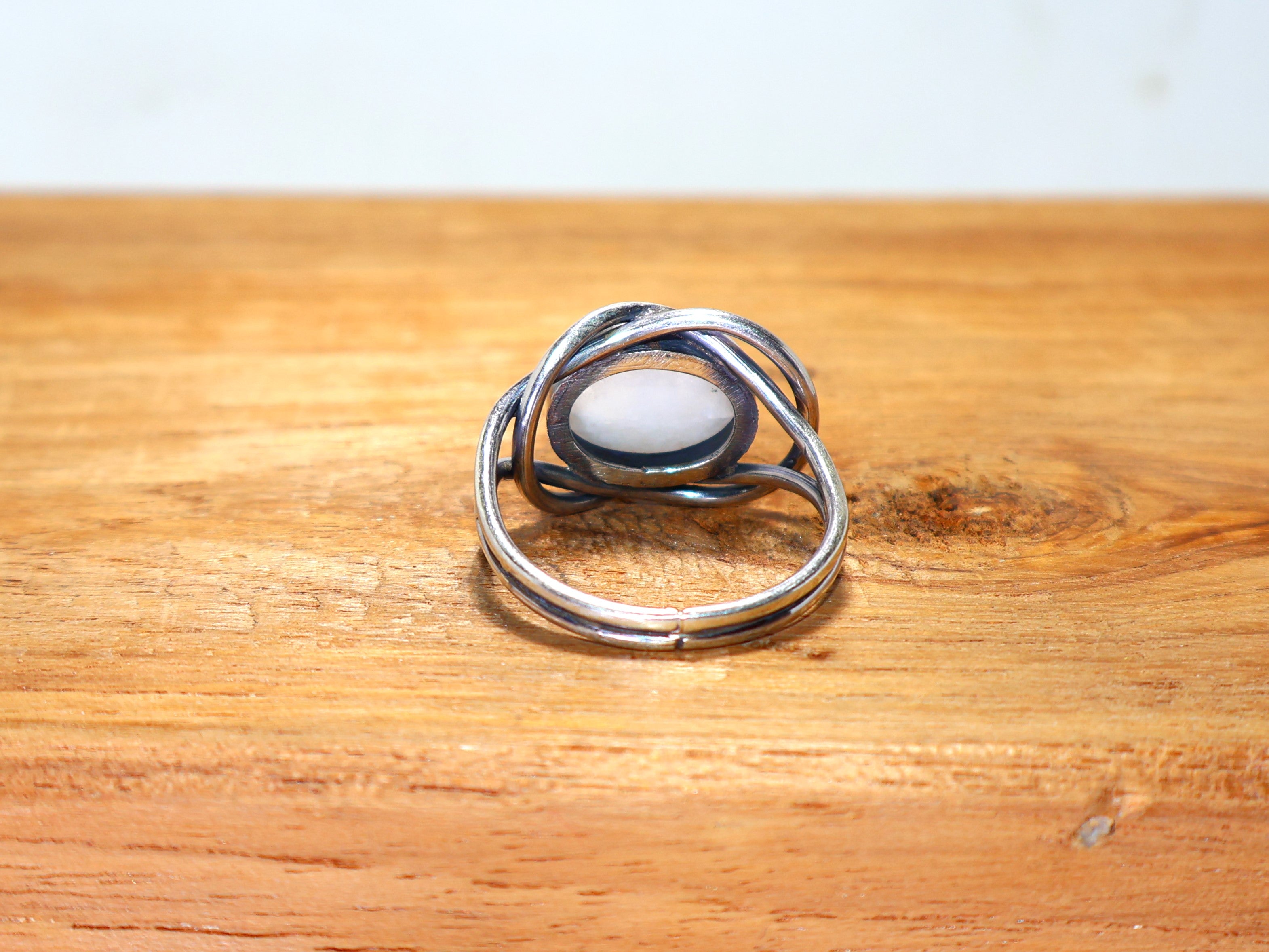 Natürlicher blauer Feuer-Regenbogen-Mondsteinring, ovaler Edelsteinring, zierlicher Ring, Geburtssteinring, einzigartiger Ring, Statement-Ring, 925er Sterlingsilber