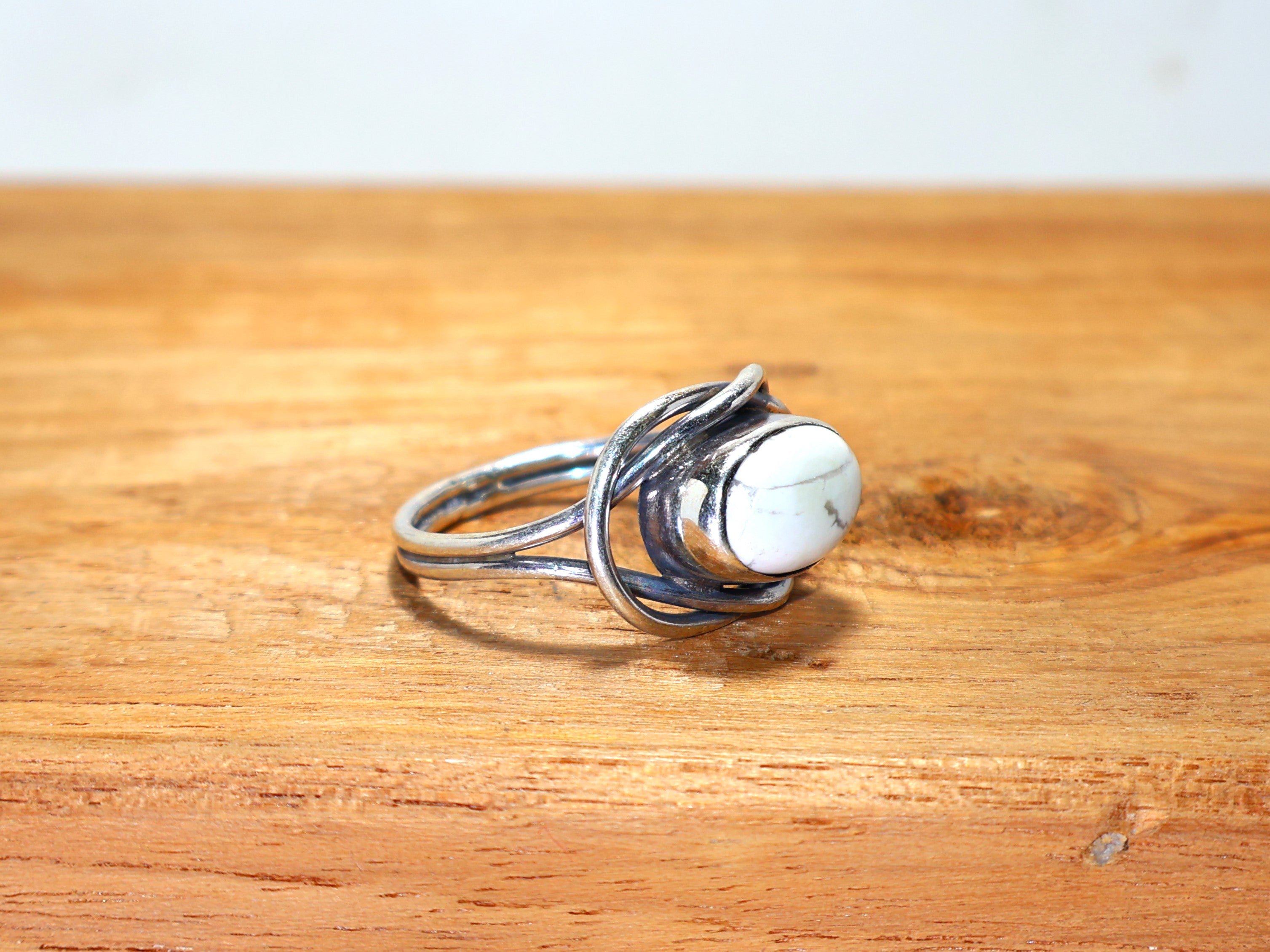 Natürlicher Howlith-Ring, 925er Sterlingsilber-Ring, Ring mit weißem Stein, handgefertigter Damenring, ovaler Edelsteinring, Statement-Ring, einzigartiger Silberring, Geschenk für Frauen