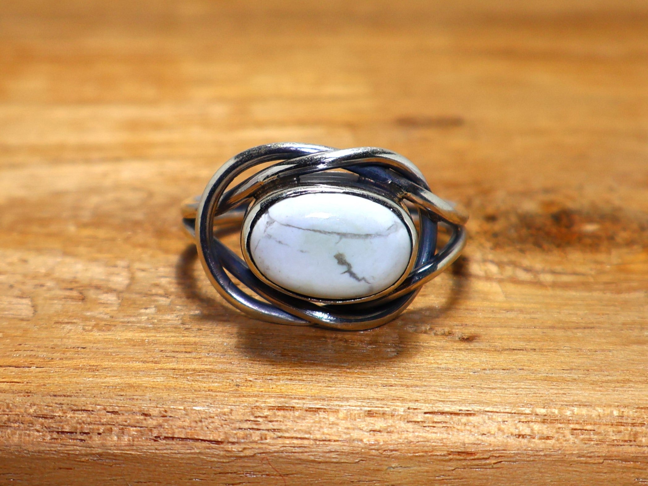 Natürlicher Howlith-Ring, 925er Sterlingsilber-Ring, Ring mit weißem Stein, handgefertigter Damenring, ovaler Edelsteinring, Statement-Ring, einzigartiger Silberring, Geschenk für Frauen