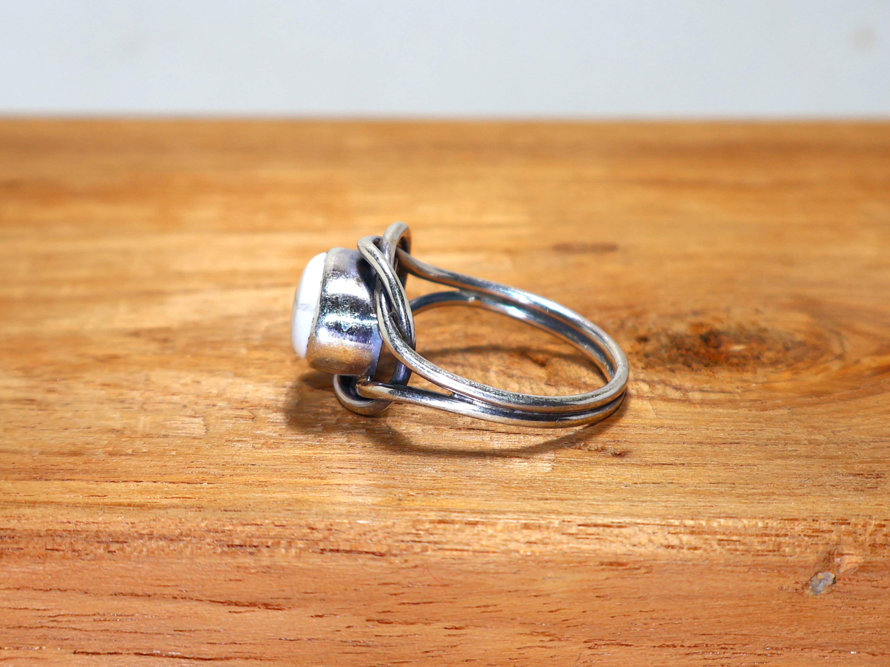 Natürlicher Howlith-Ring, 925er Sterlingsilber-Ring, Ring mit weißem Stein, handgefertigter Damenring, ovaler Edelsteinring, Statement-Ring, einzigartiger Silberring, Geschenk für Frauen