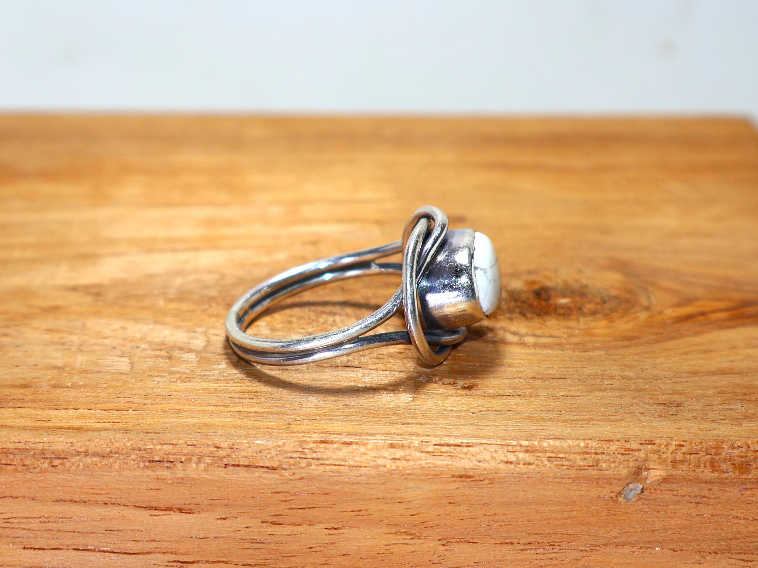Natürlicher Howlith-Ring, 925er Sterlingsilber-Ring, Ring mit weißem Stein, handgefertigter Damenring, ovaler Edelsteinring, Statement-Ring, einzigartiger Silberring, Geschenk für Frauen
