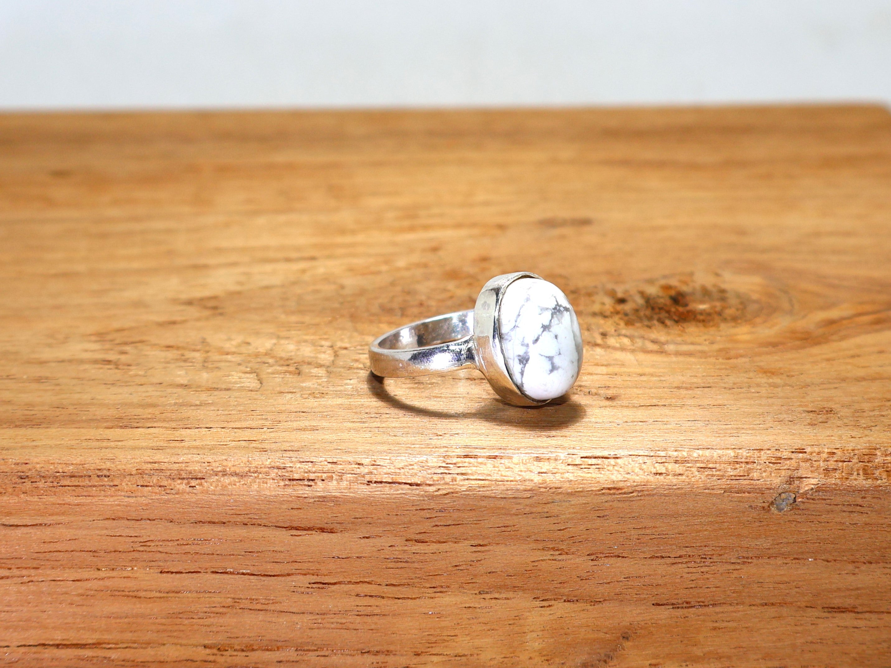 Echter Howlith Ring 925 Sterling Silber Ring Weißer Stein Ring Handgemachter Damen Ring Ovaler Edelstein Ring Einzigartiger Silberring